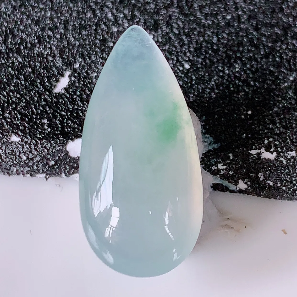 自然光实拍，冰种飘花翡翠水滴戒面，蛋面，翠色灵动，玉质细腻，颜色漂亮，品相佳， 镶嵌更靓，佩戴佳品！