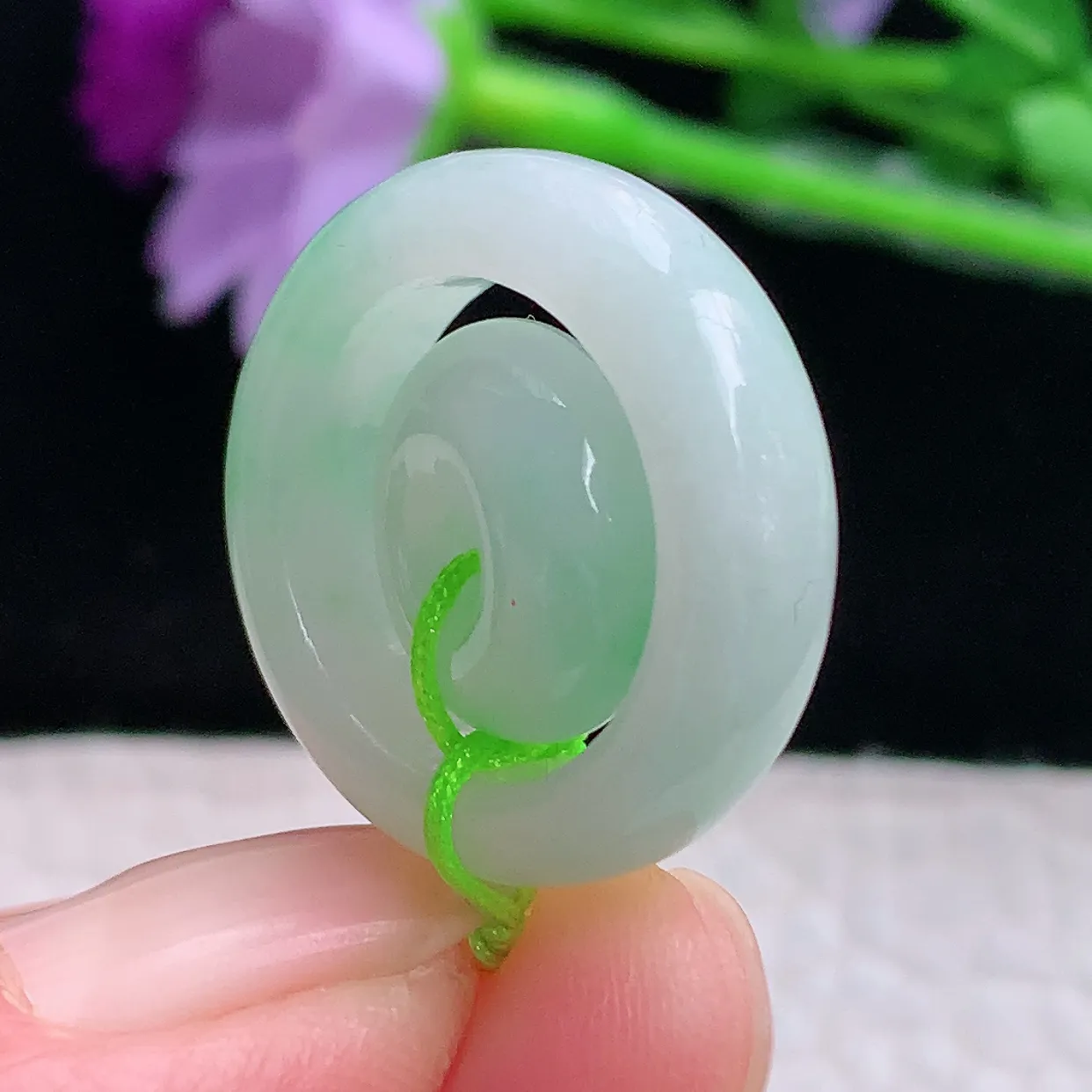 py实拍22.8*6缅甸翡翠精雕飘绿清秀子母扣 代代平安玉项坠 玉挂件