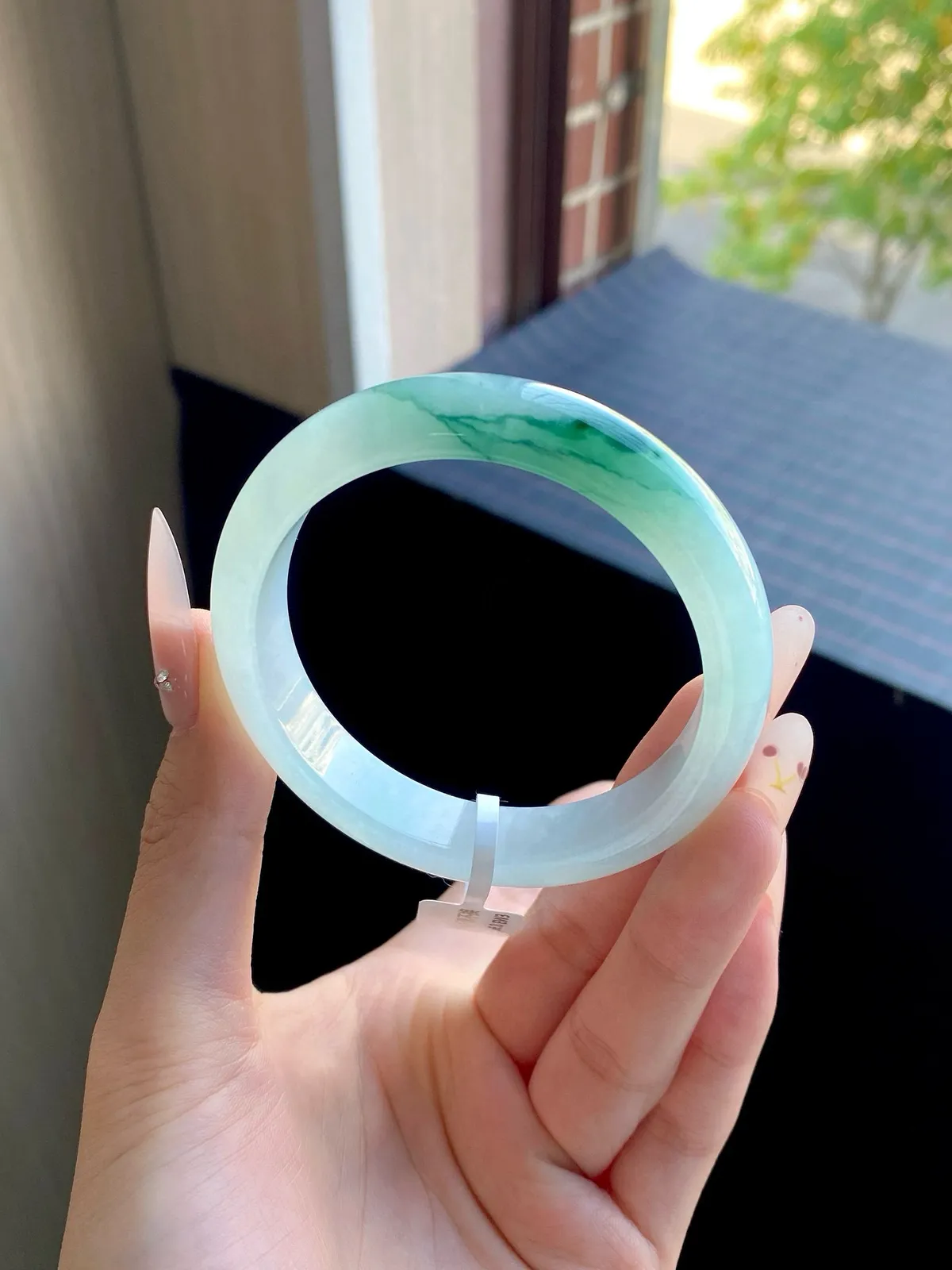 正圈56.8圈口，翡翠冰糯种飘绿手镯