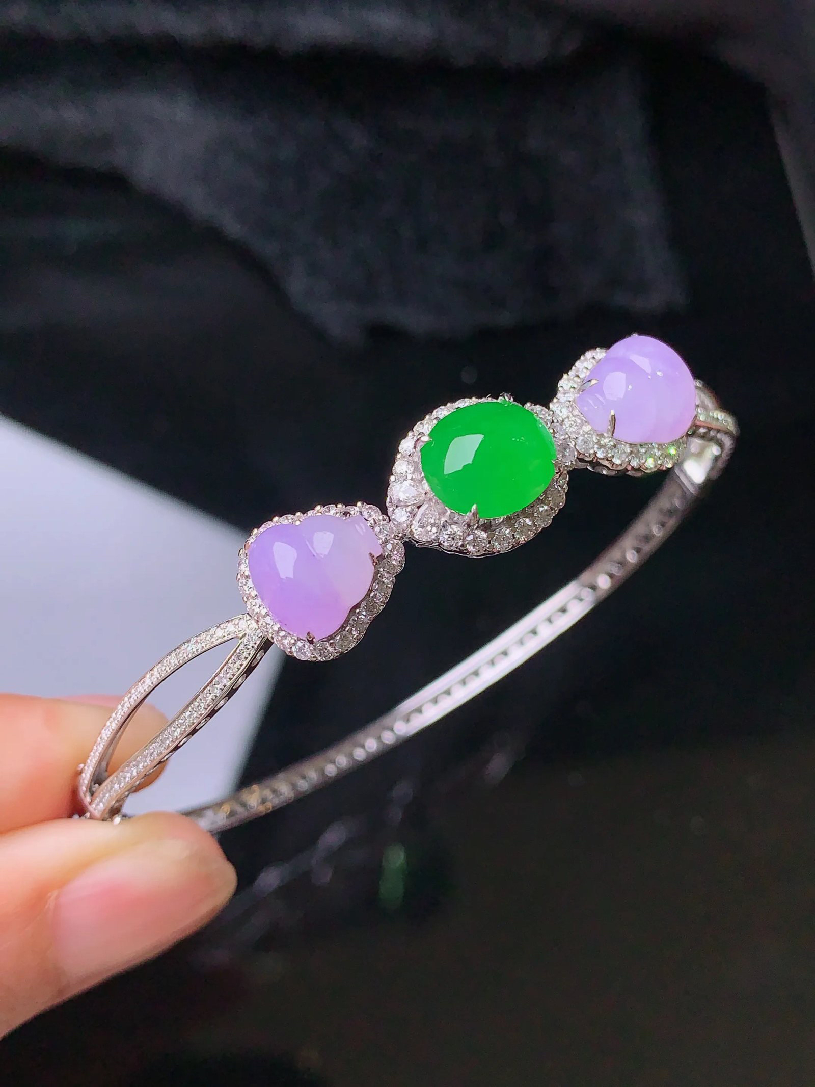 18k金钻镶嵌满绿蛋面手镯 玉质细腻 色泽艳丽 圈口55.5整体尺寸8.8*7.6*4.6