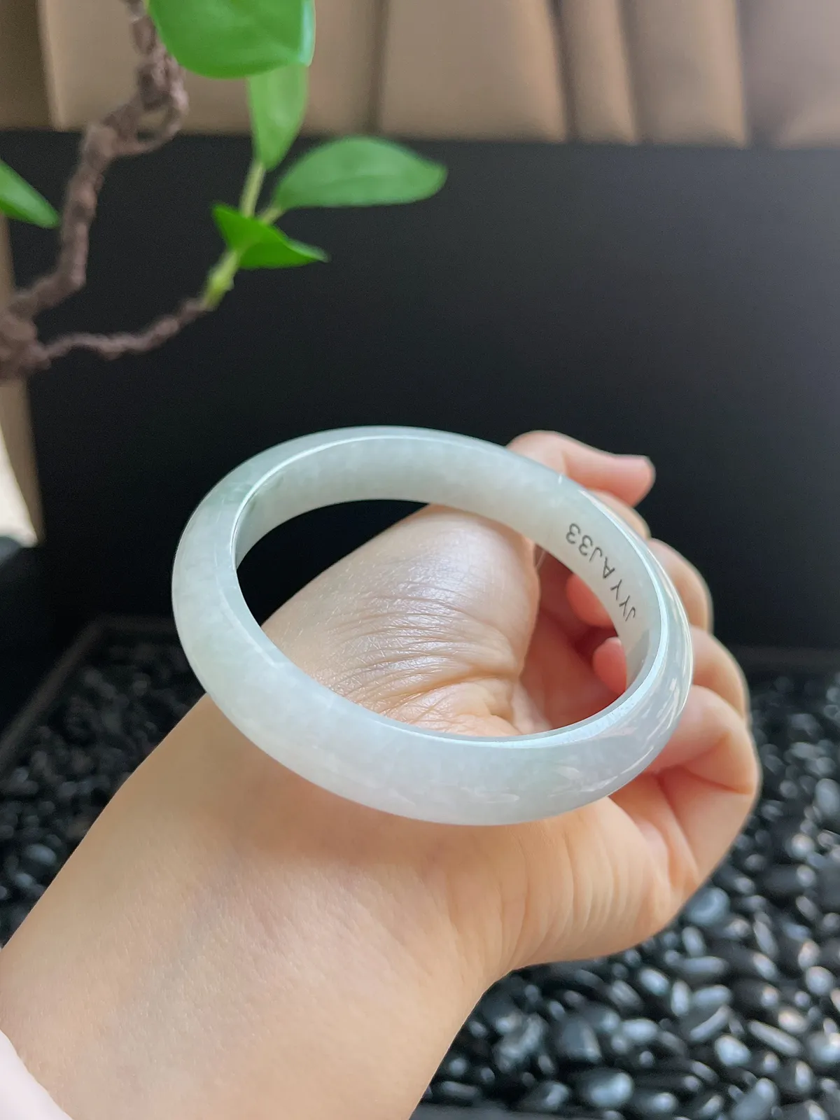 正圈57.9圈口，翡翠糯化种淡绿色手镯