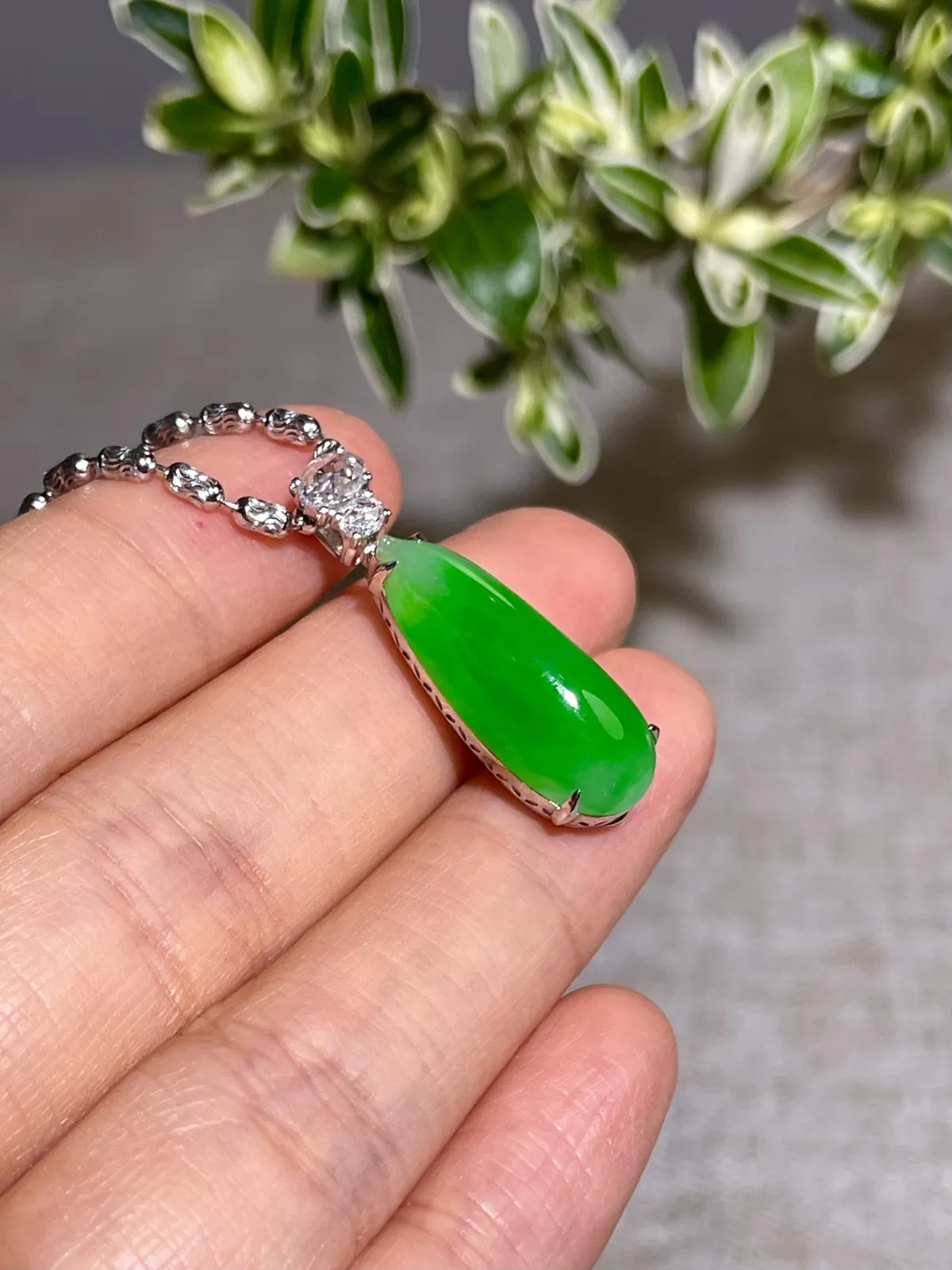 冰种正阳绿福瓜吊坠！
裸石：21*9*5mm
整体：26.5*9*9mm