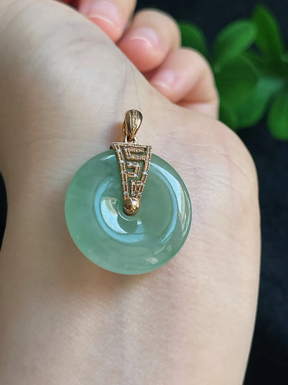 18k金翡翠冰糯种浅绿色平安扣