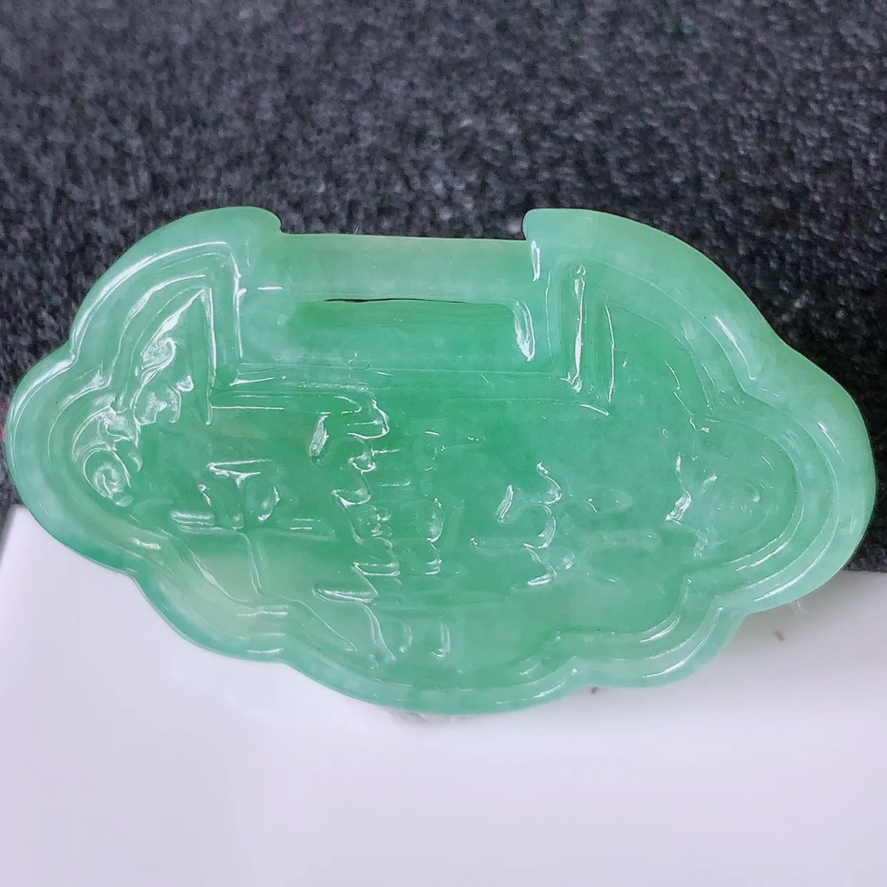 自然光实拍，水润满绿翡翠平安富贵锁吊坠，翠色灵动，玉质细腻，颜色漂亮，品相佳， 佩戴佳品！#85.3