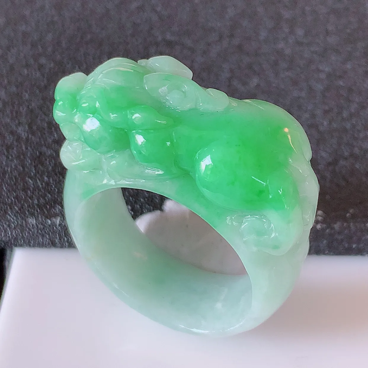 自然光实拍，飘绿翡翠貔貅扳指，20.2mm内径翡翠扳指，冰润指环，玉扳指，戒指，财源滚滚，玉质细腻起胶，24圈口，种水好！#1.2尺寸33*20.2*8.8*12