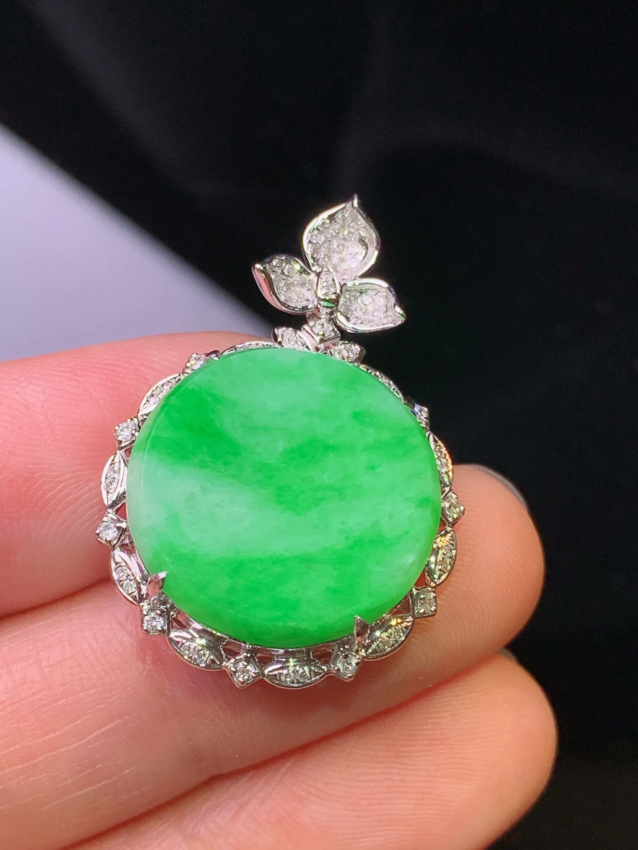 18k金钻镶嵌翠绿圆牌吊坠 玉质细腻 色泽清新艳丽 整体尺寸30.2*20.9*7.5