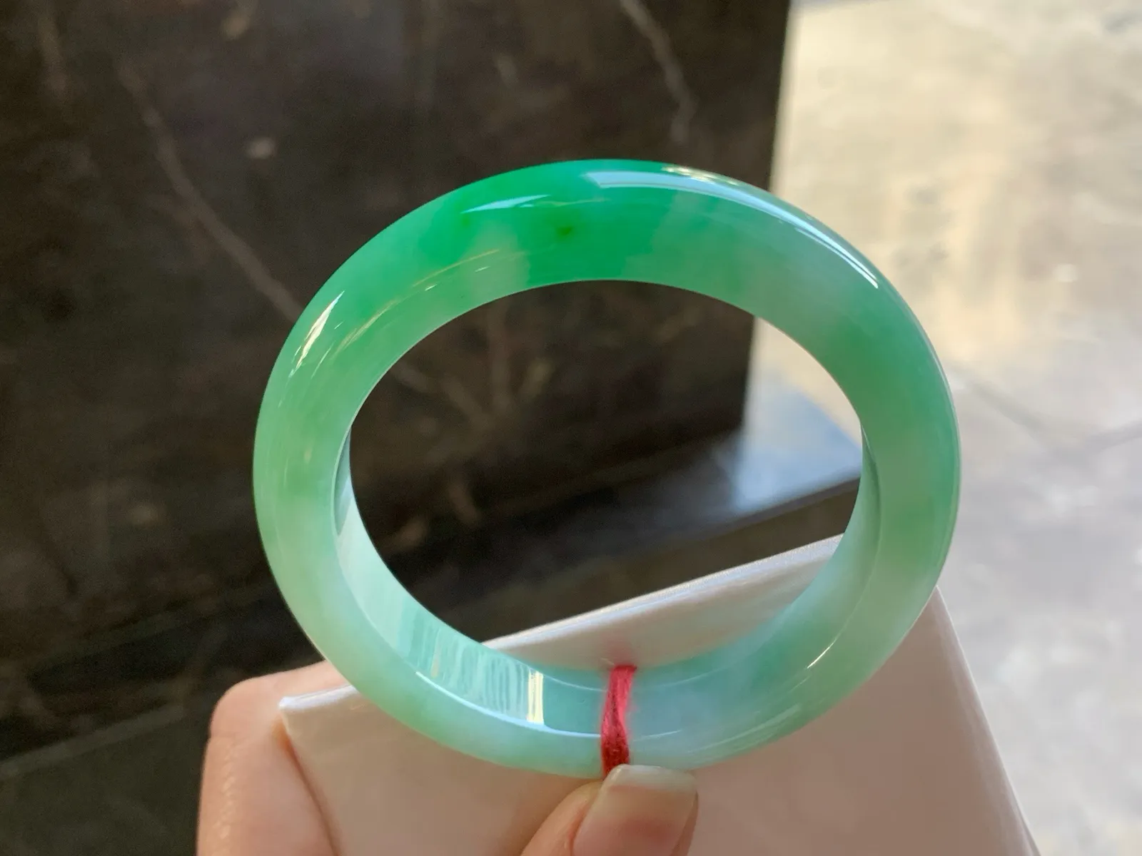 55-12.9-8.9

阳绿色手镯^_^玉质温润 细腻