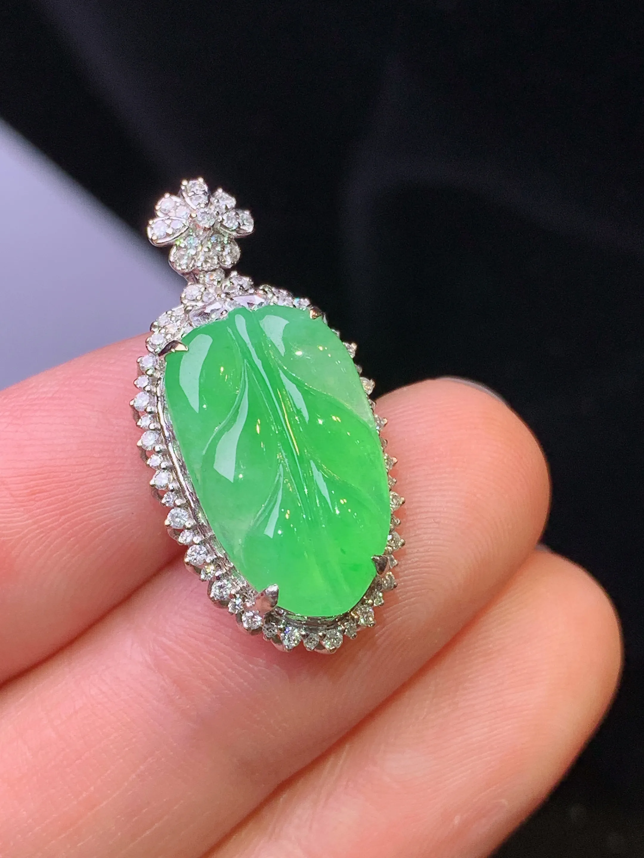 18k金钻镶嵌翠绿树叶吊坠 玉质细腻 色泽清新艳丽 整体尺寸27.2*13.3*7