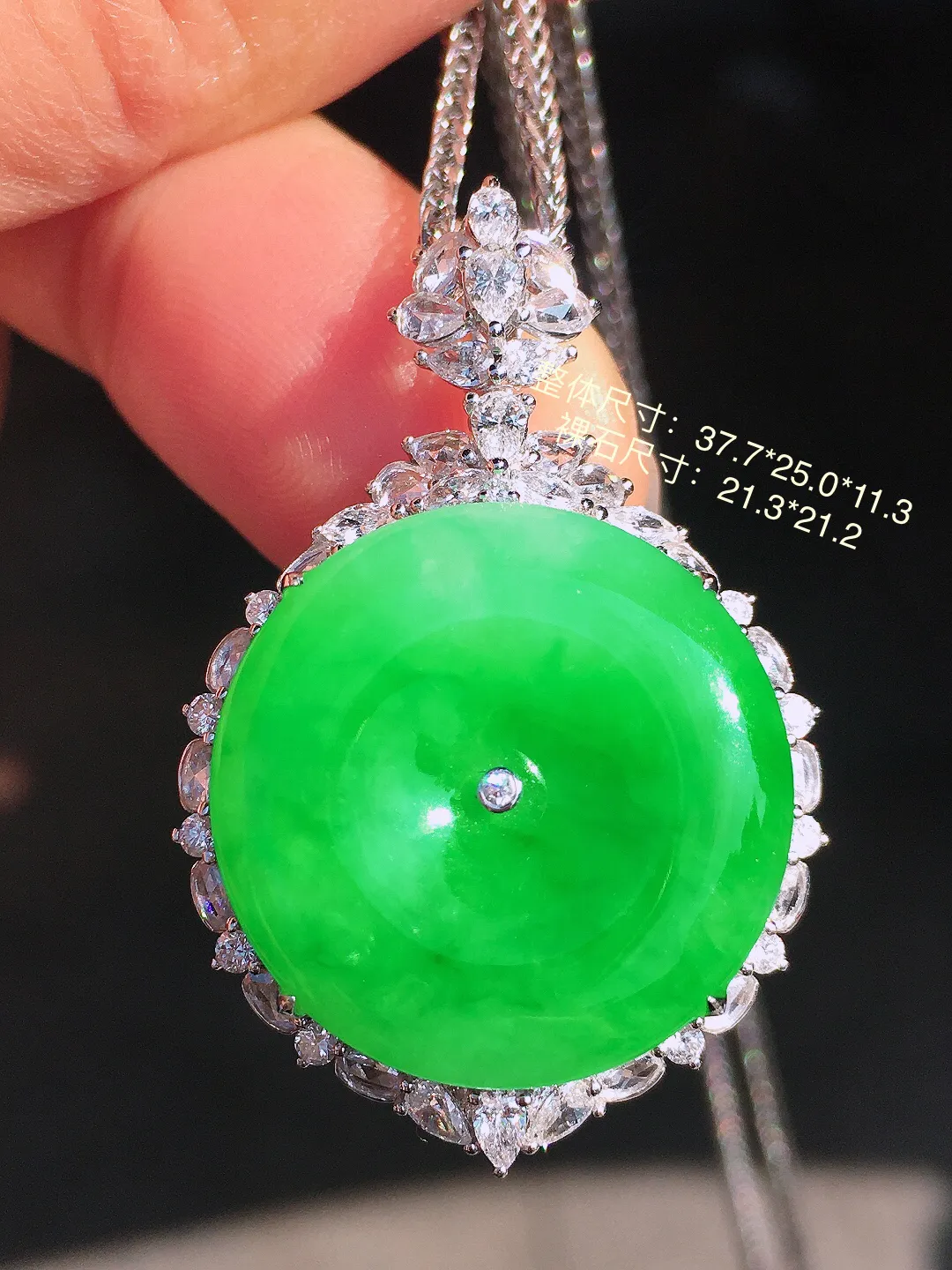 阳绿平安扣吊坠，色泽均匀艳丽，玉质细腻，荧光感超
强，饱满圆润，尽显优雅气质，18k
金豪华镶嵌