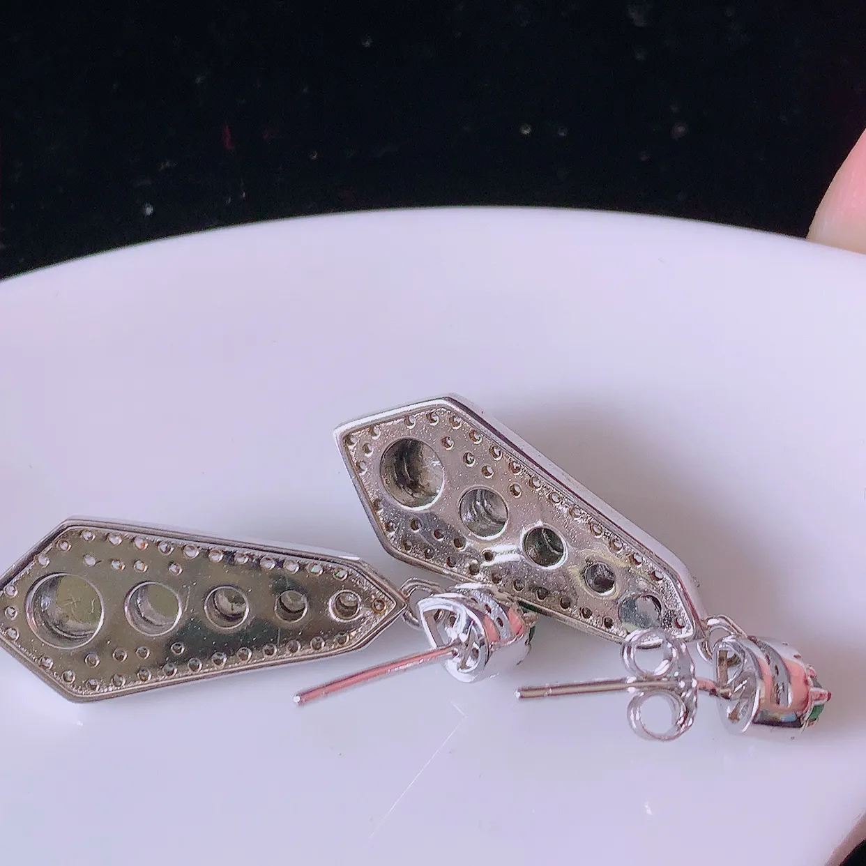 冰透满绿翡翠925银镶嵌耳坠，自然光实拍，翠色灵动，颜色漂亮，种老水足，品相佳，佩戴佳品！#97.4整体30*16*10*4.8取一裸石4.5*4.5