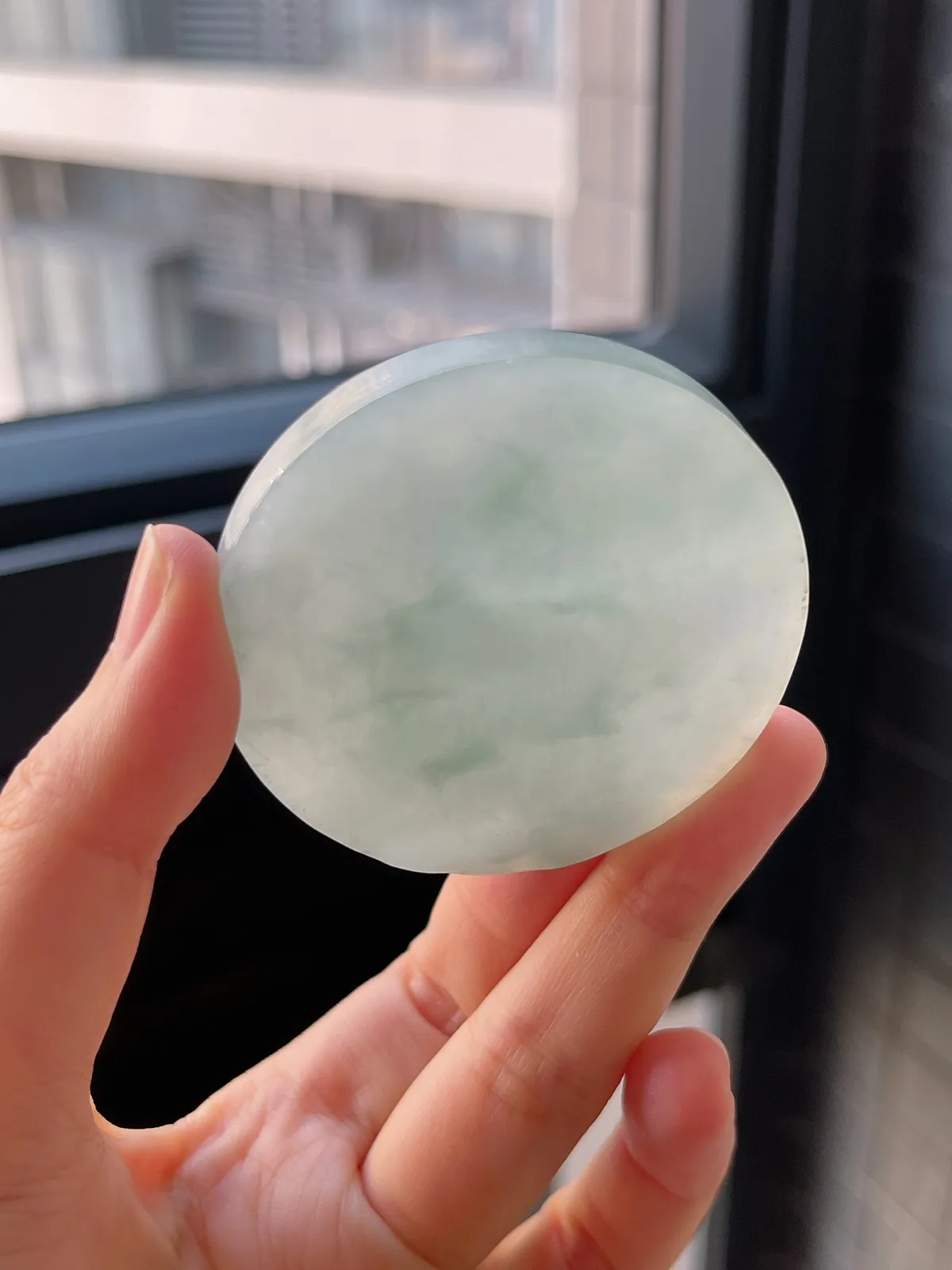 翡翠冰糯种淡绿色镯心