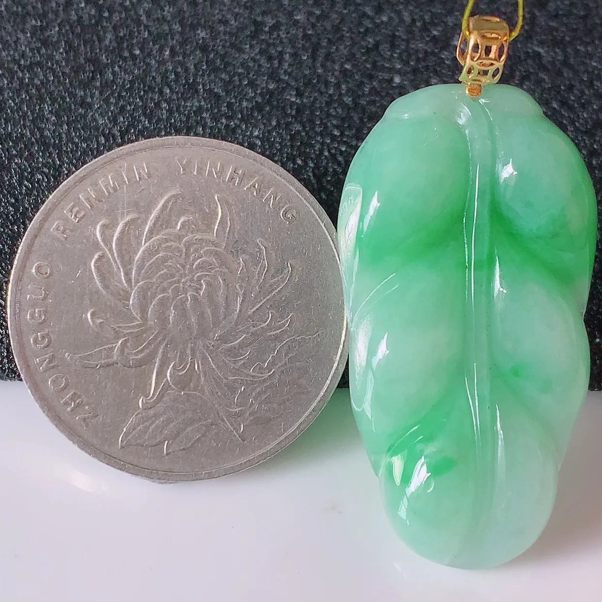 自然光实拍，18K金镶嵌冰润飘绿翡翠事业有成叶子吊坠，莹润且起胶，叶子清秀优雅，佩戴大业有成！#35.4