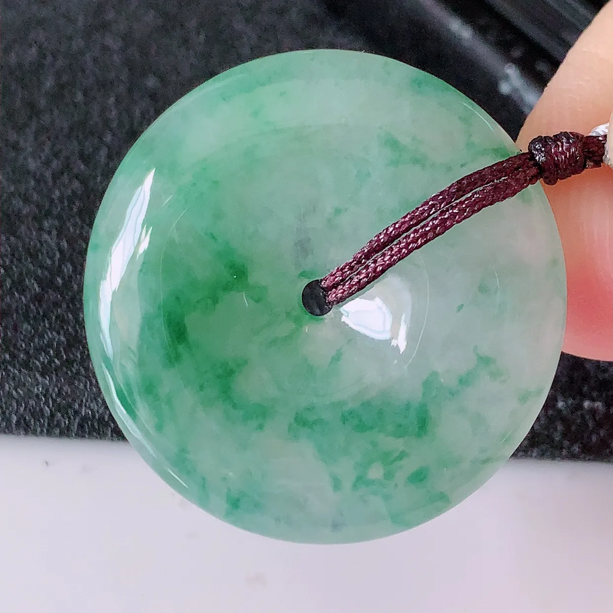 自然光实拍，冰种飘花翡翠平安扣吊坠，玉扣，平安是福； 很美的料子，平安扣佩戴优雅迷人！#57.4