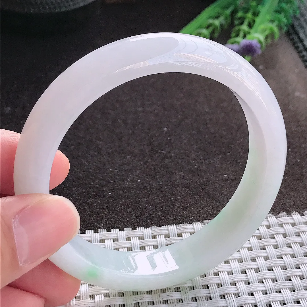 实拍A货翡翠58.5/13/8.1老坑秀气冰润飘绿手镯宽边玉镯手环