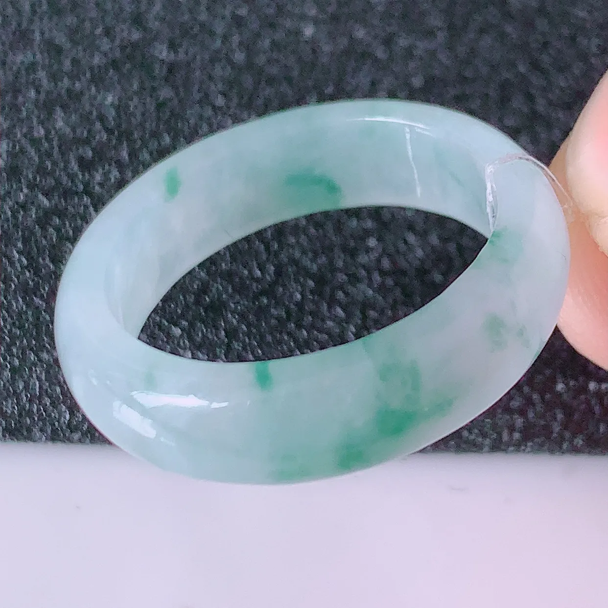 自然光实拍，18.8mm内径冰种飘花翡翠指环，玉戒指，玉质莹润，好精美好冰润的指环，19圈口，上手纤