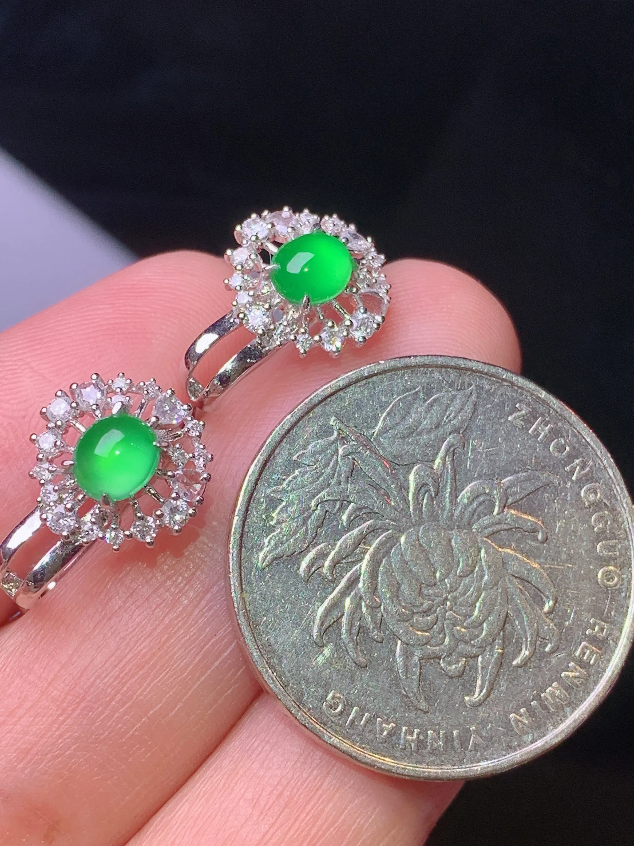 18k金钻镶嵌翠绿蛋面耳钉 玉质细腻 色泽艳丽清新 整体尺寸10.6*4.5