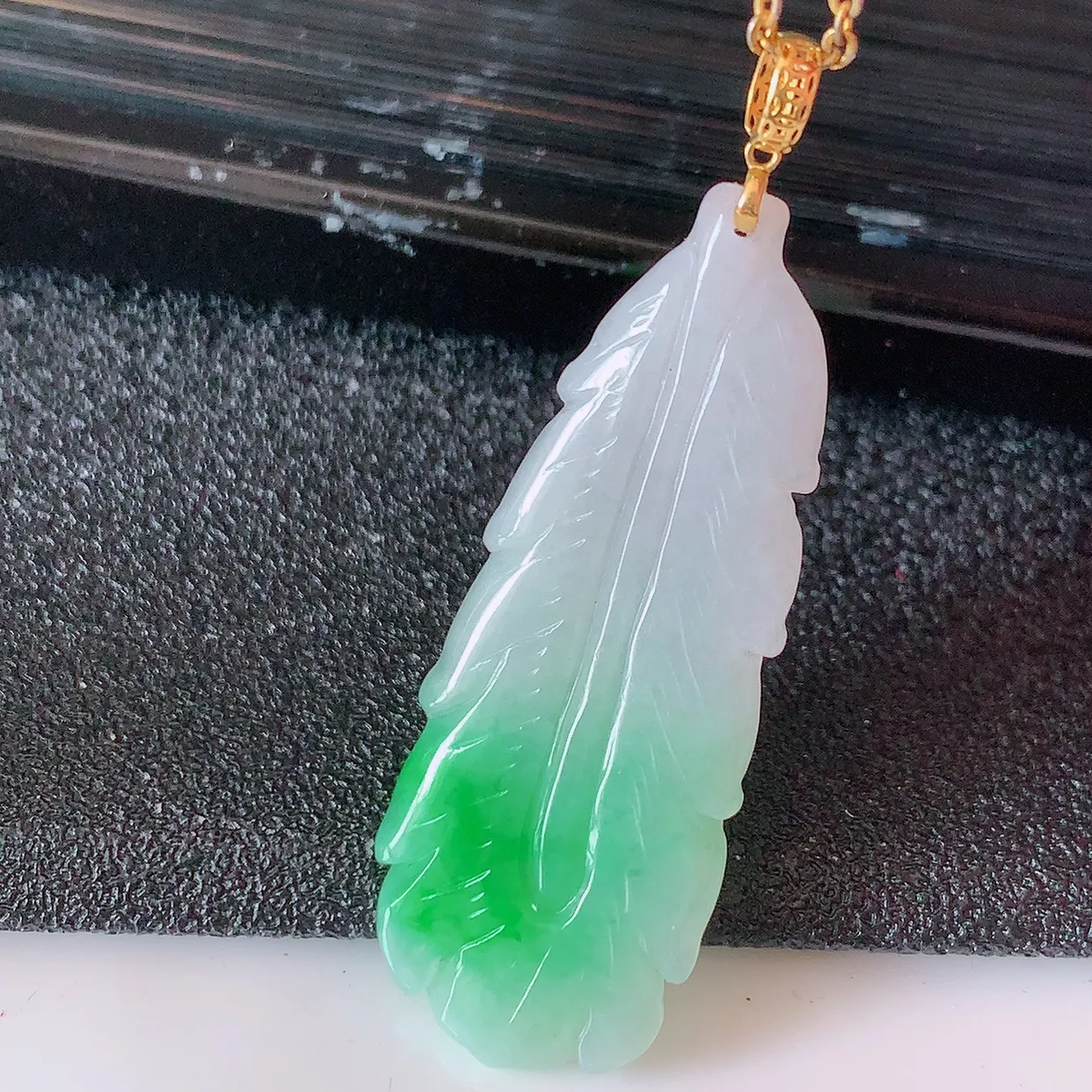 18k金镶嵌冰润飘绿翡翠栩栩生辉羽毛吊坠，款式新颖时尚，日常百搭的款。清秀高雅，佩戴优雅高贵！#1.4