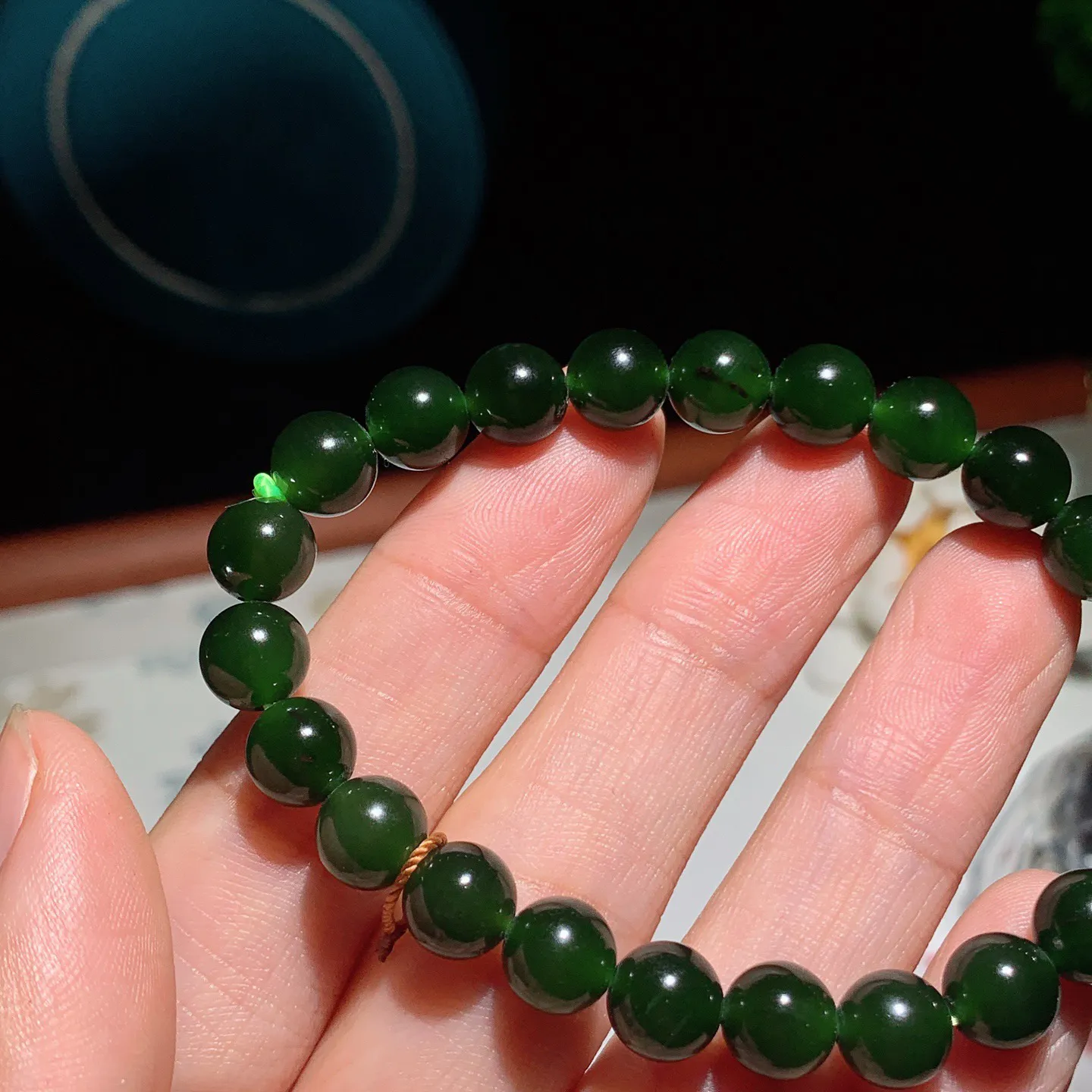和田玉菠菜绿俄罗斯碧玉手串。单颗尺寸8！玉质细腻油润。手推出油。佩戴高端典雅。lt250105