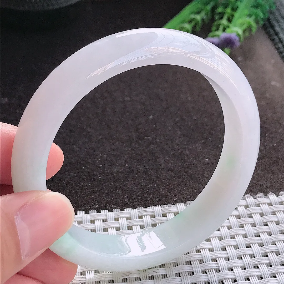 实拍A货翡翠58.5/13/8.1老坑秀气冰润飘绿手镯宽边玉镯手环