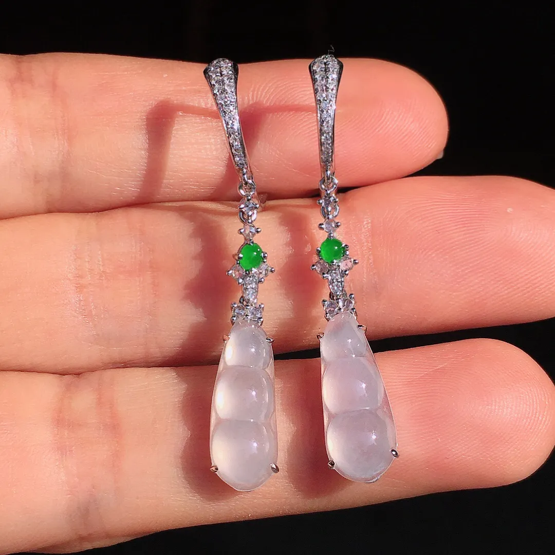 冰种福豆耳坠，玉质细腻，荧光感超
强，饱满圆润，尽显优雅气质，18k
金豪华镶嵌