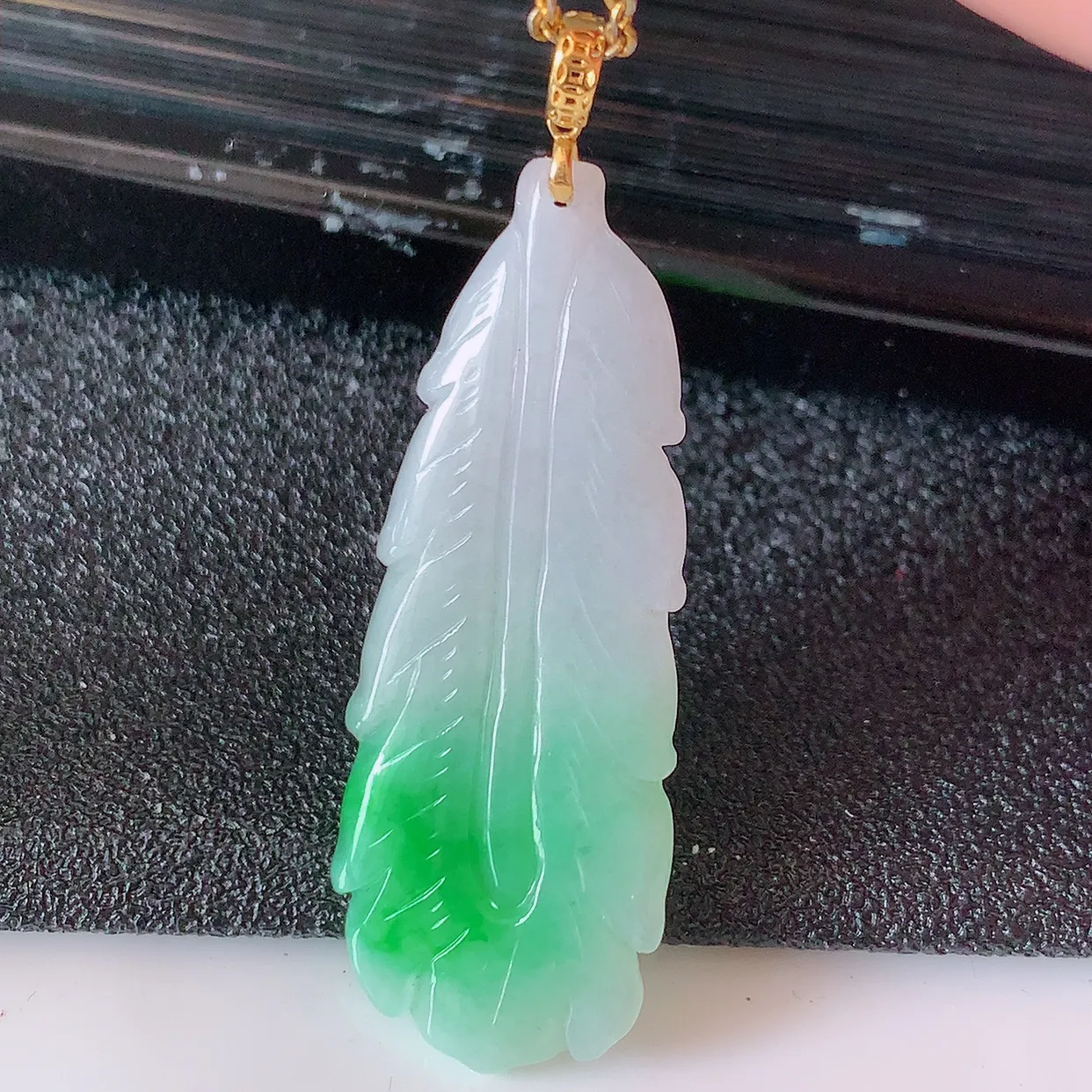 18k金镶嵌冰润飘绿翡翠栩栩生辉羽毛吊坠，款式新颖时尚，日常百搭的款。清秀高雅，佩戴优雅高贵！#1.4