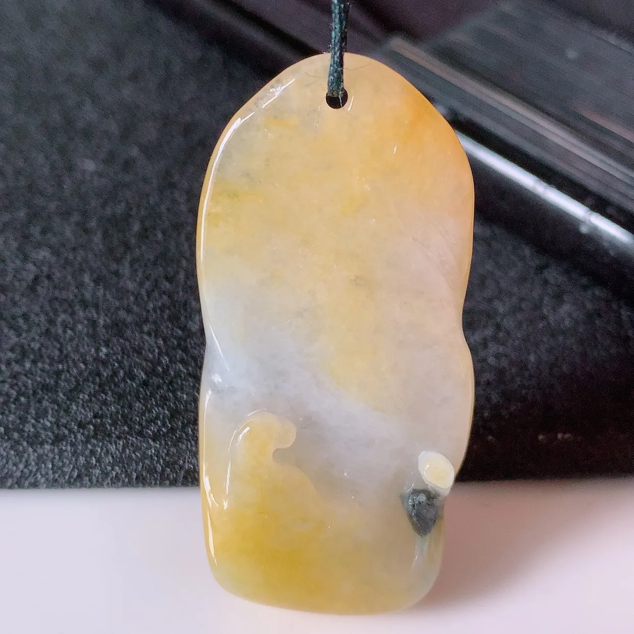 自然光实拍，特色冰黄翡三彩翡翠悟道吊坠，翡翠悟道寓意“祥和，安宁，吉祥，幸福”，佩戴效果优雅迷人，性价比超高！#60.4