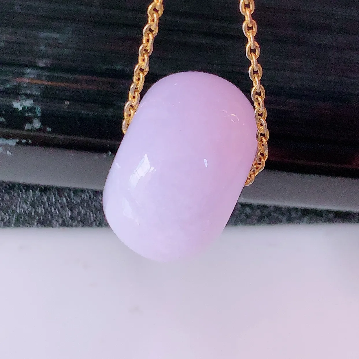 自然光实拍，冰润紫罗兰翡翠路路通吊坠，寓意时来运转、财源滚滚，款式新颖时尚，日常百搭的款！配图银链#57.4