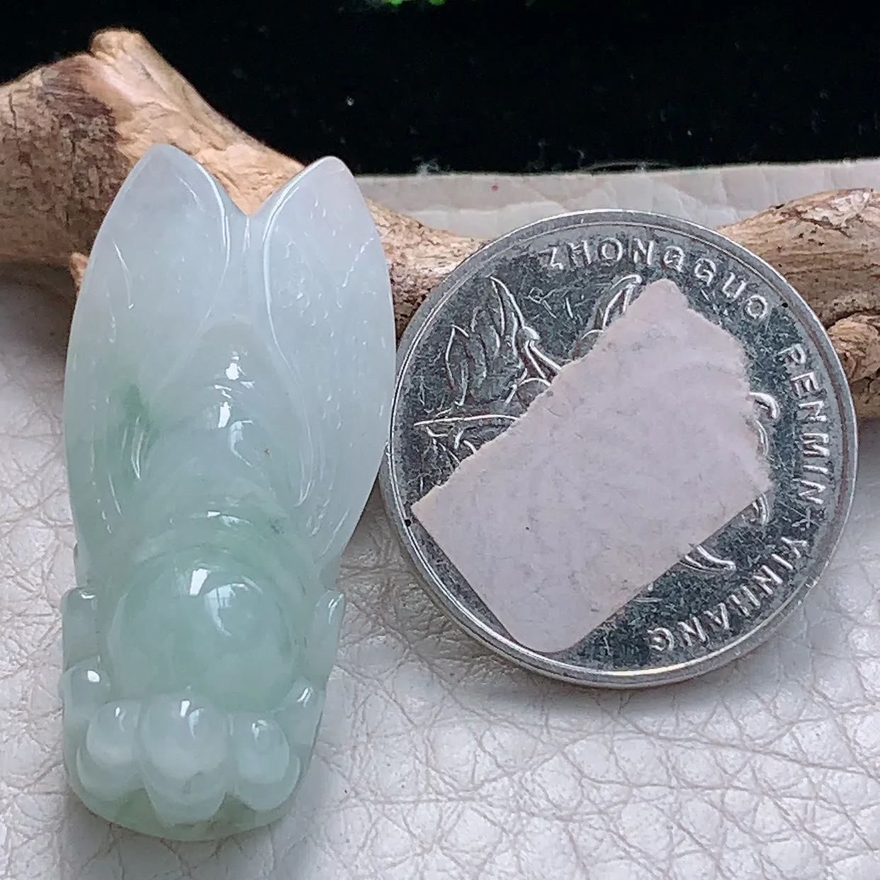 ajj实拍35.2*16.6*12.8缅甸翡翠精雕浅绿飘花一鸣惊人 蝉玉项坠 玉挂件