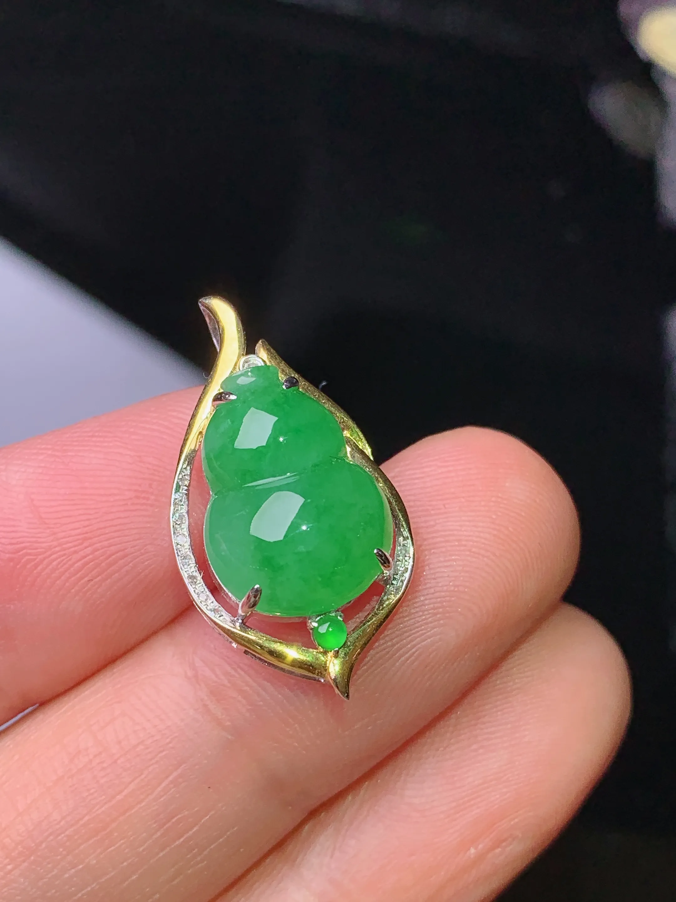 18k金镶嵌翠绿葫芦吊坠 玉质细腻 色泽艳丽清新 整体尺寸24.5*12.8*7