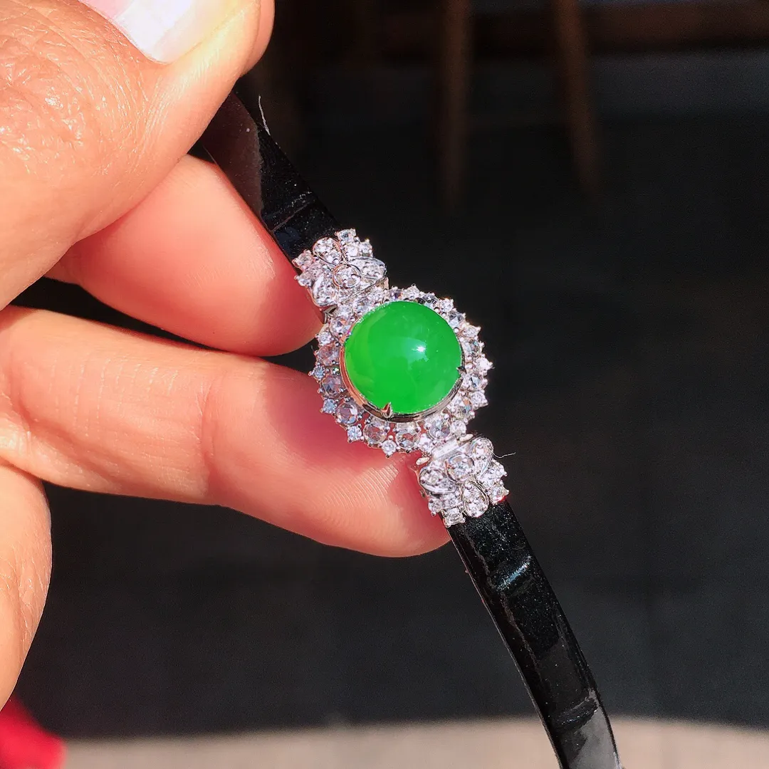 阳绿蛋面手表链，色泽均匀艳丽，玉质细腻，荧光感超
强，饱满圆润，尽显优雅气质，18k
金豪华镶嵌