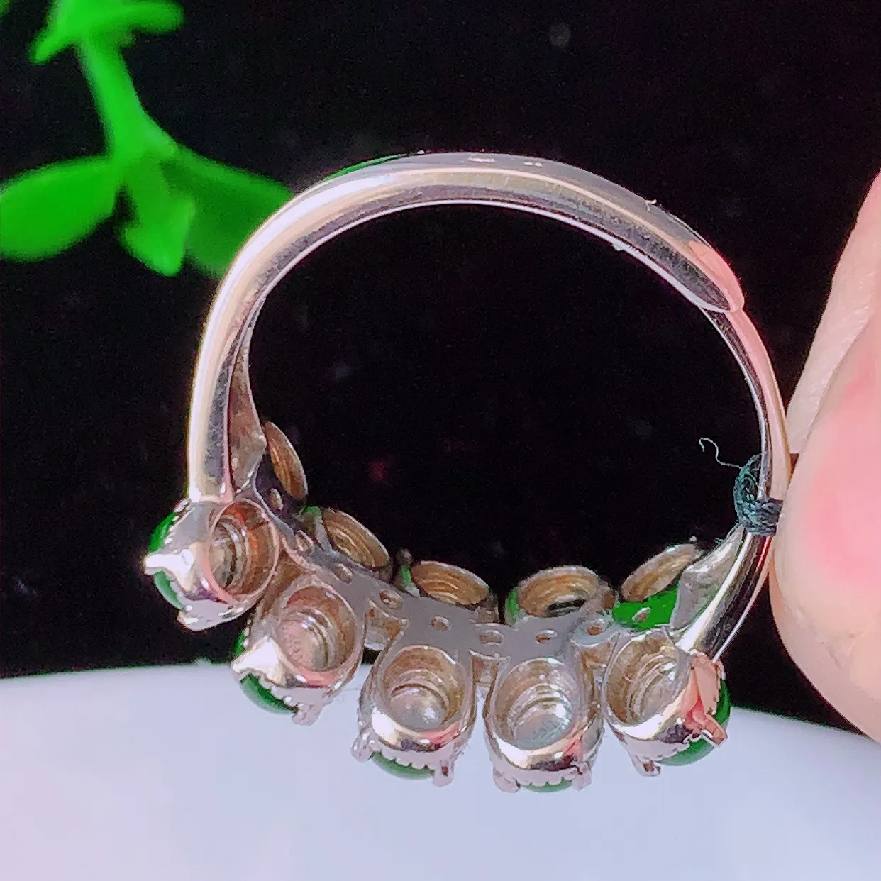 冰透满绿翡翠925银镶嵌戒指，自然光实拍，翠色灵动，颜色漂亮，种老水足，品相佳，佩戴佳品！#97.2（圈口可调大小）整体23*18.5*4.2裸石3.5*3.5