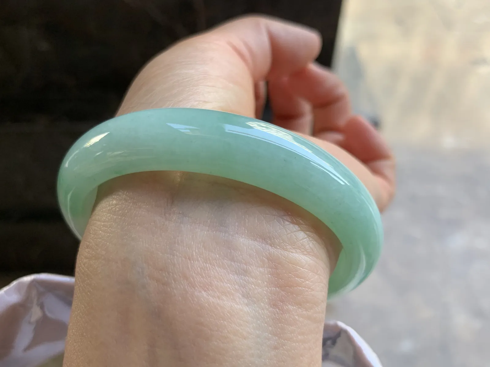 56-12.7-7.5mm
带底色贵妃手镯 底子细腻 颜色清新 正圈54可带