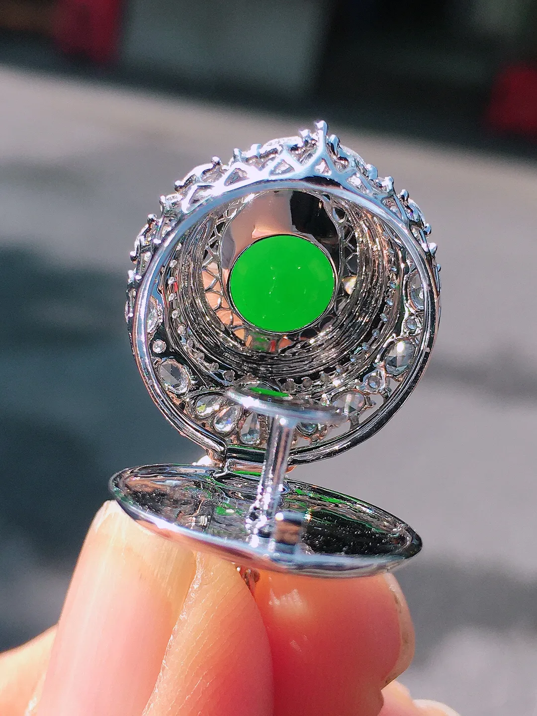 阳绿蛋面吊坠，色泽均匀艳丽，玉质细腻，荧光感超
强，饱满圆润，尽显优雅气质，18k
金豪华镶嵌