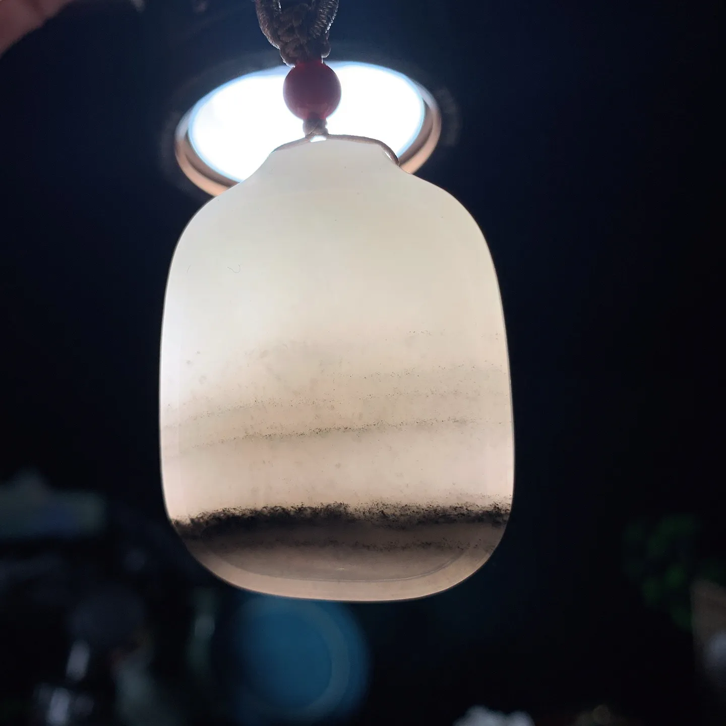 新疆和田玉羊脂白籽料青花平安无事牌挂件。尺寸49/38/13重49.5克。白度一级。玉质细腻油润。手推出油。佩戴高端典雅。lt250105