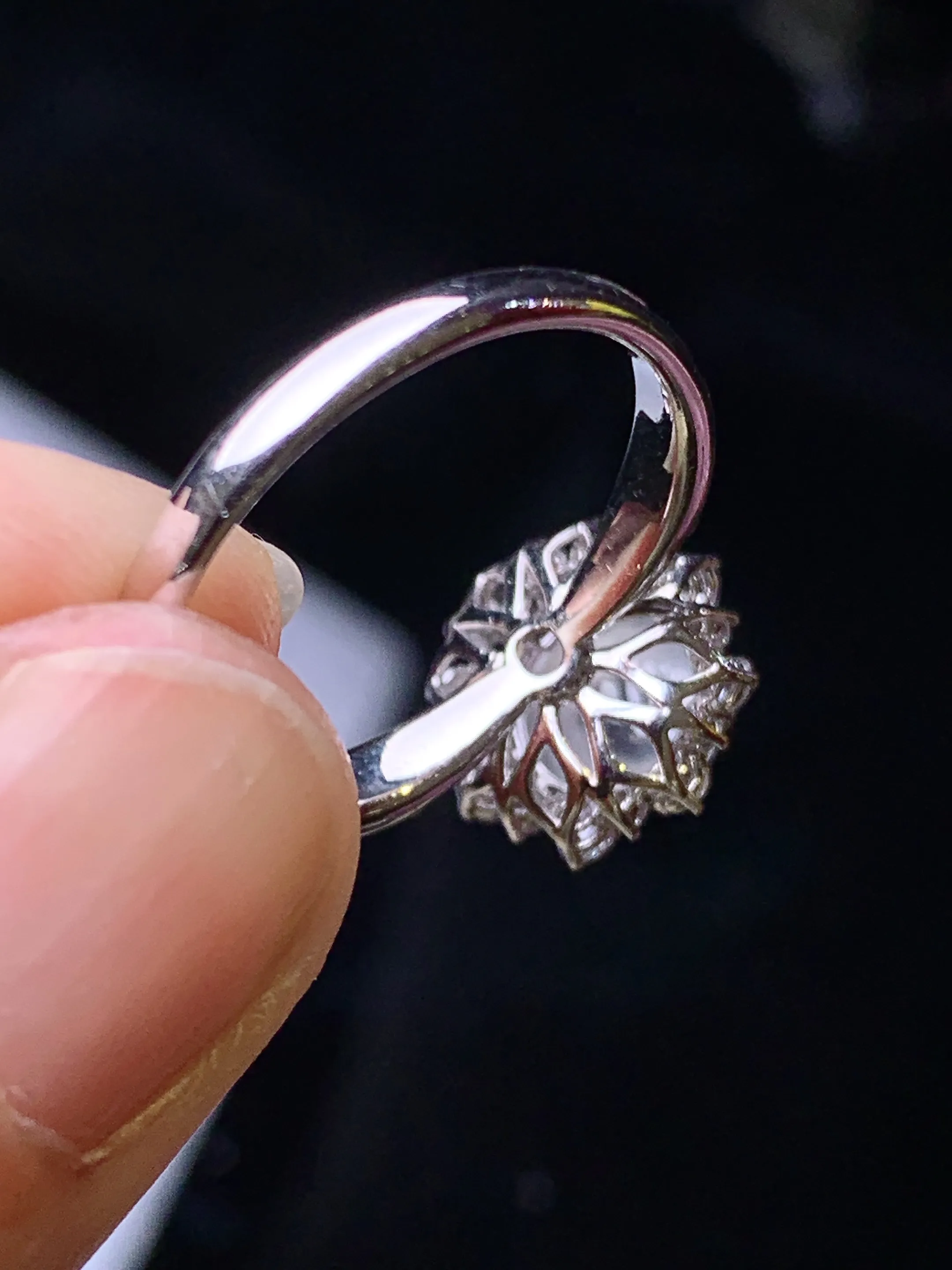 18k金钻镶嵌冰种蛋面戒指 玉质细腻 色泽艳丽清新 圈口14.5 整体尺寸11.5*10