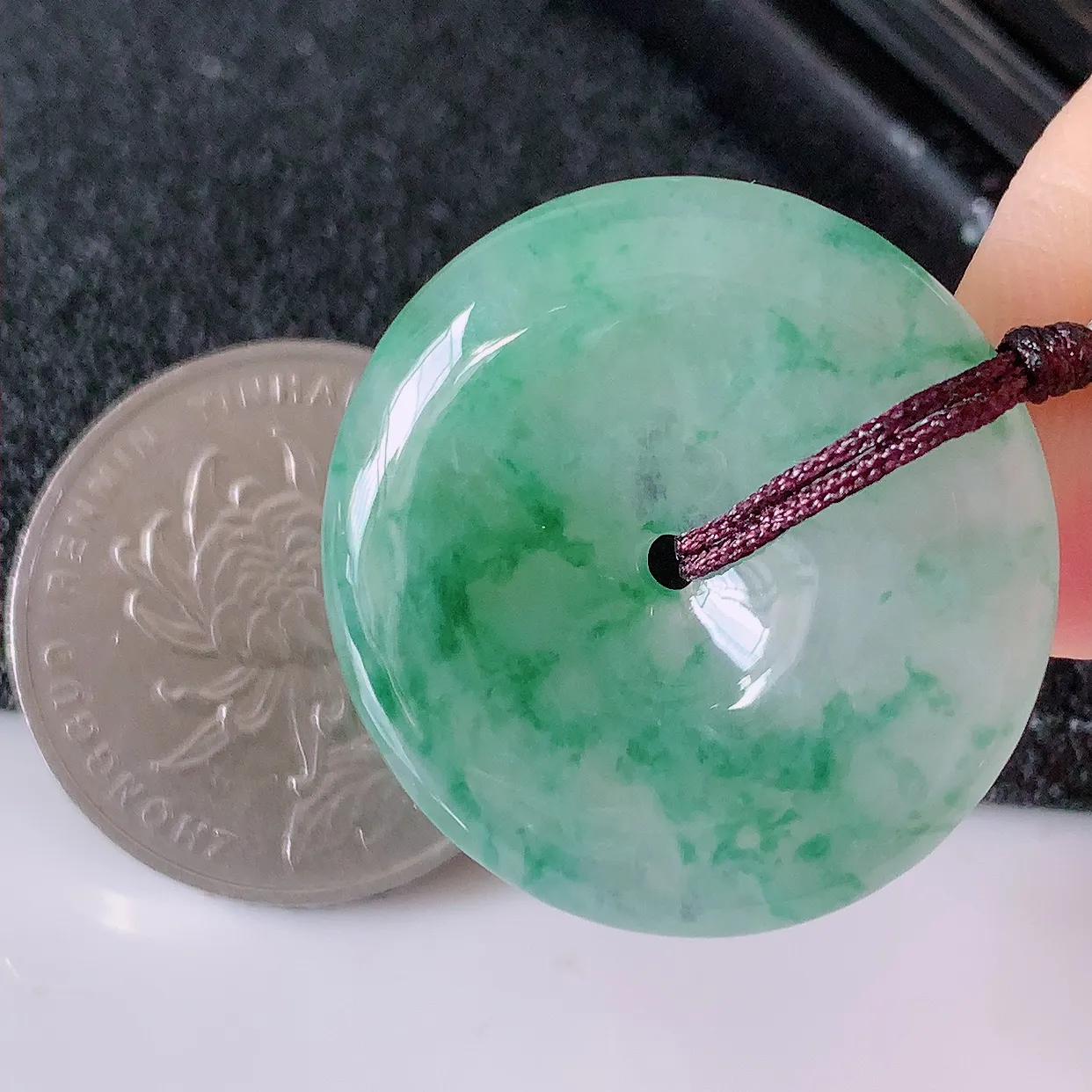 自然光实拍，冰种飘花翡翠平安扣吊坠，玉扣，平安是福； 很美的料子，平安扣佩戴优雅迷人！#57.4