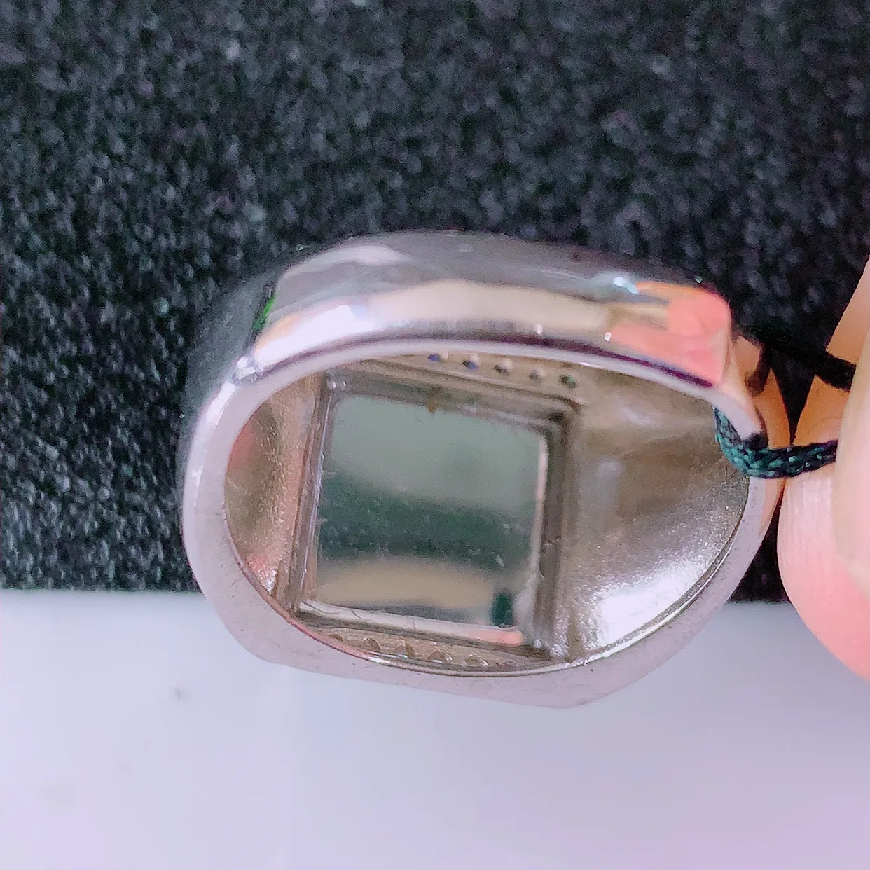 冰透满绿翡翠马鞍925银镶嵌戒指，自然光实拍，翠色灵动，颜色漂亮，种老水足，品相佳，佩戴佳品！#97.4（圈口可调大小）整体24.2*18*5裸石12-11