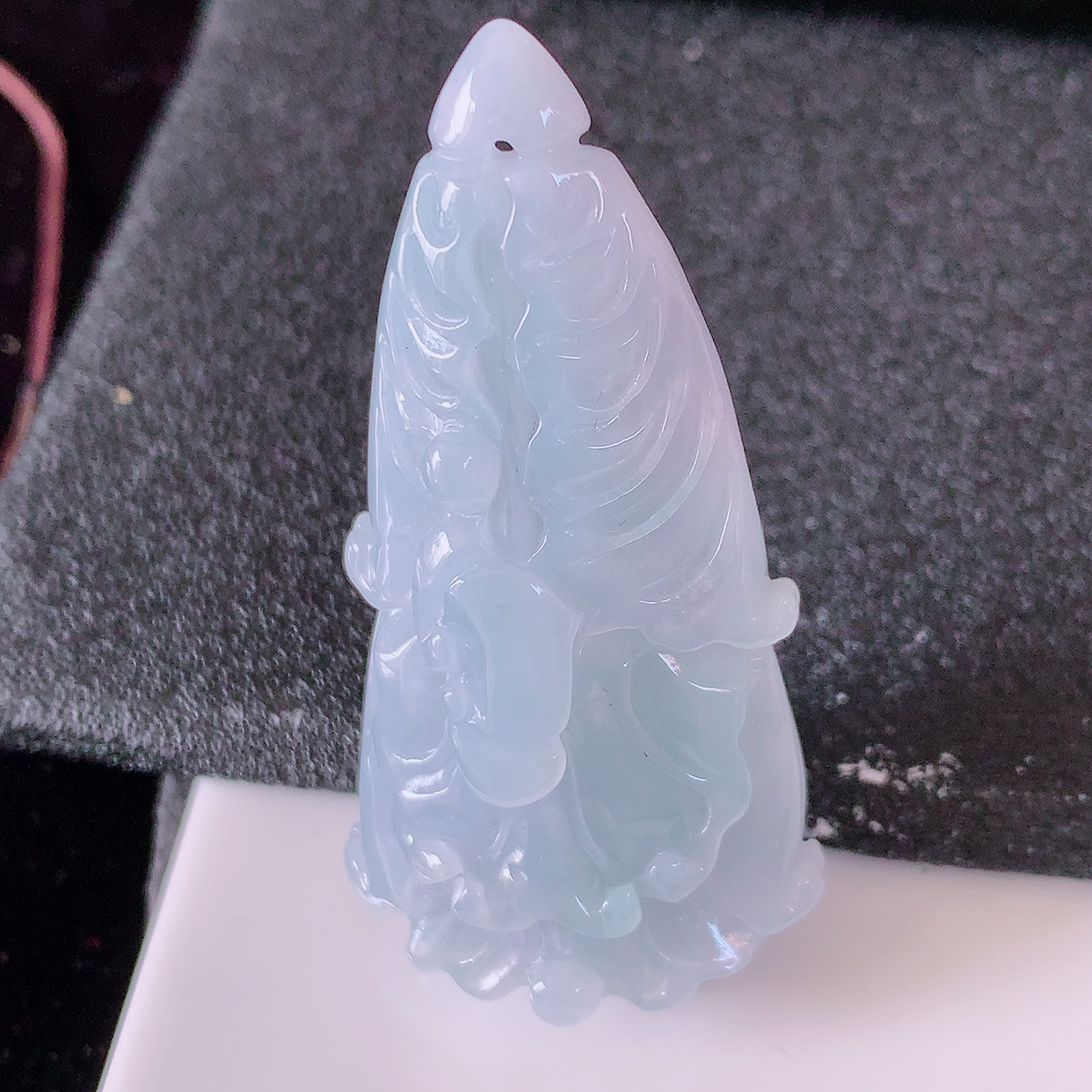 自然光实拍，精雕紫罗兰翡翠白菜吊坠，百财聚来，财源滚滚，精工水润的白菜，十分厚实，性价比高！#41.4