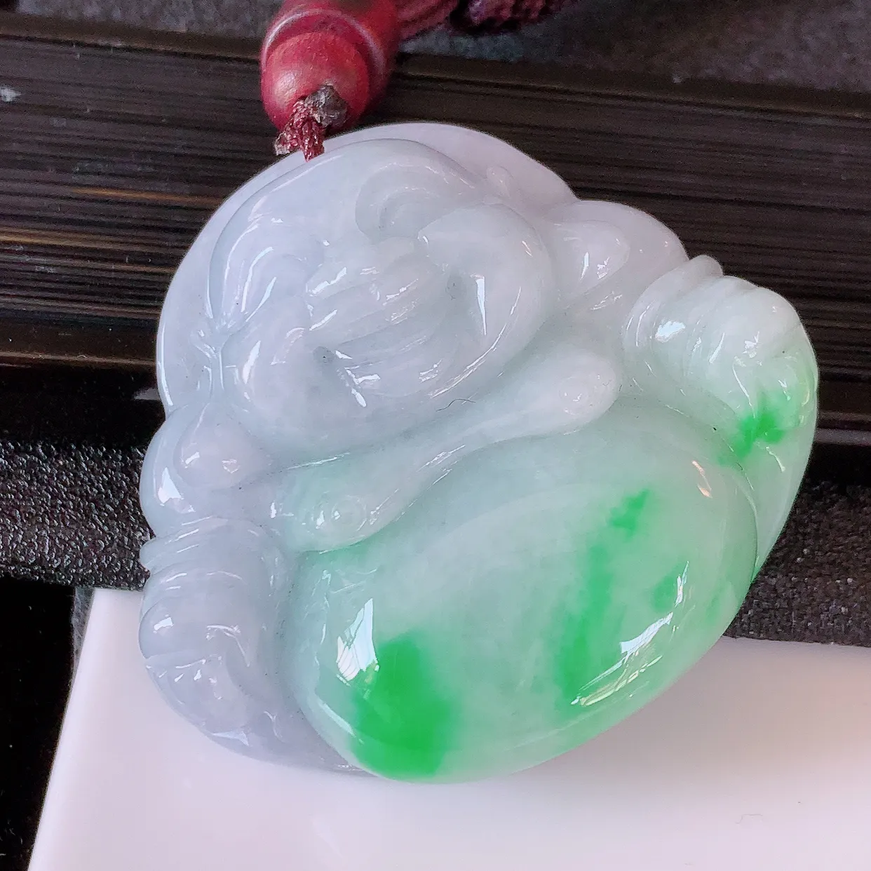 自然光实拍，大件厚装冰润飘绿翡翠佛公吊坠，开心笑佛，种老水足，颜色漂亮，立体饱满圆润，佩戴效果赞#46.2