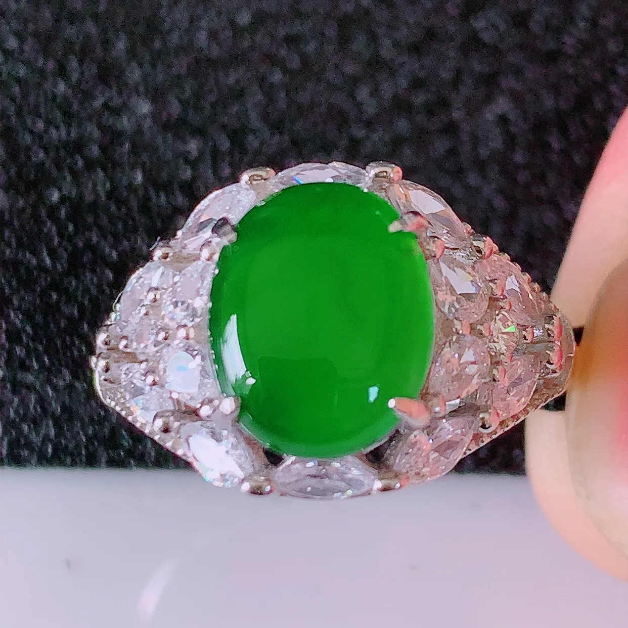 冰透满绿翡翠925银镶嵌戒指，自然光实拍，翠色灵动，颜色漂亮，种老水足，品相佳，佩戴佳品！#97.4（圈口可调大小）整体23.5*16.8*5.8裸石9.6*7.6