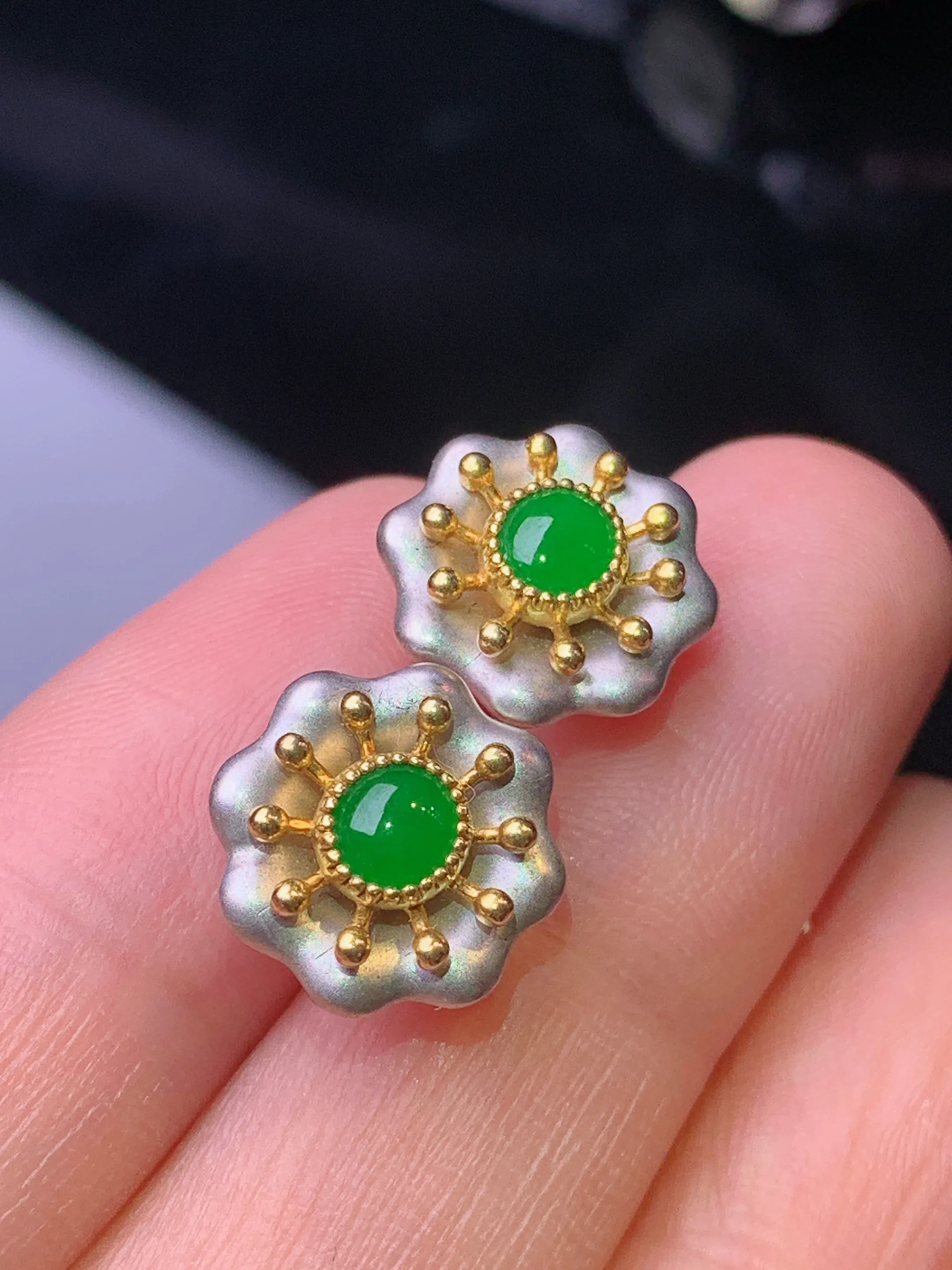 18k金镶嵌满绿蛋面耳钉 玉质细腻 色泽艳丽清新 整体尺寸12*4.2