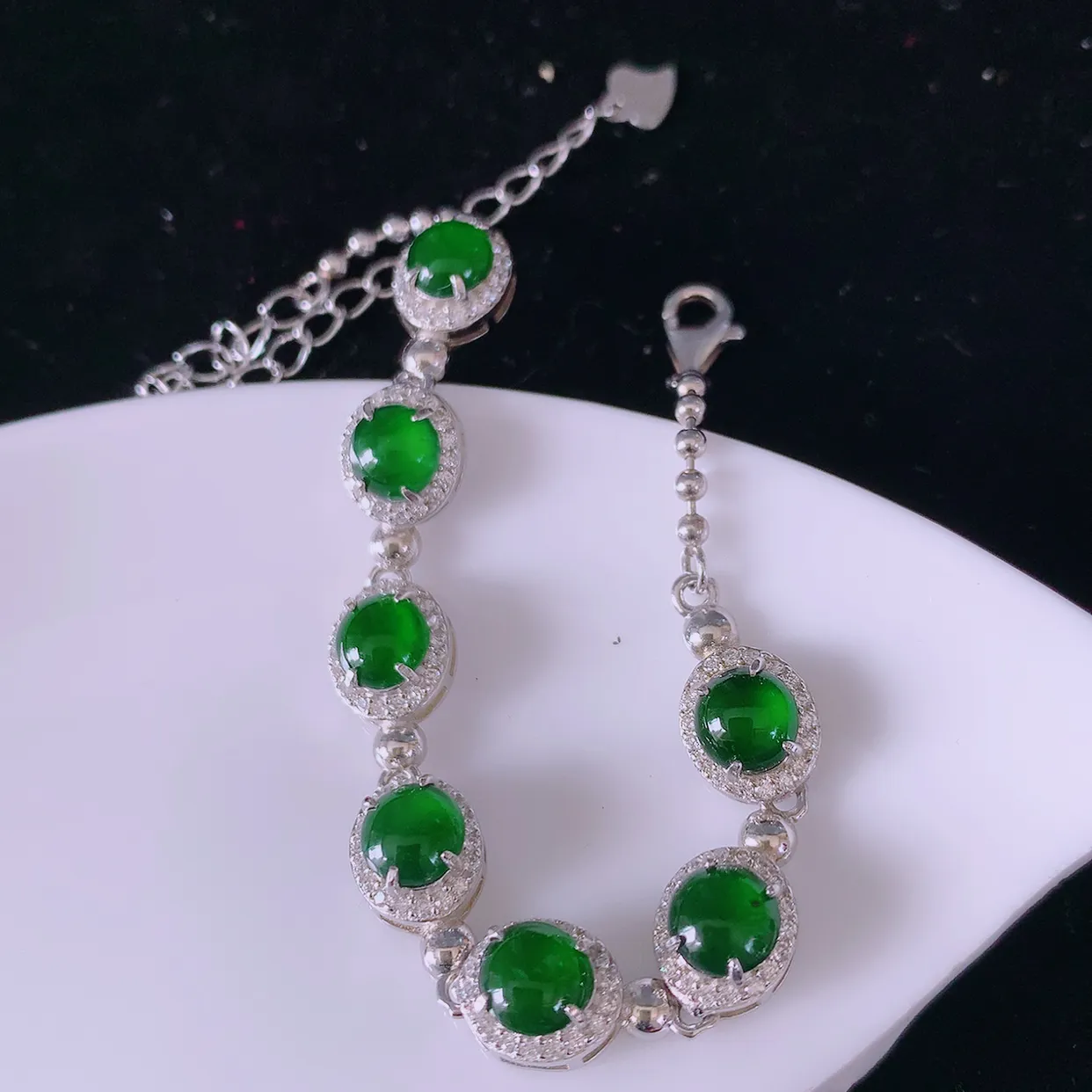 冰透满绿翡翠925银镶嵌手链，自然光实拍，翠色灵动，颜色漂亮，种老水足，品相佳，佩戴佳品！#97.4取一整体9*7.5*5.5裸石5.5*5.8