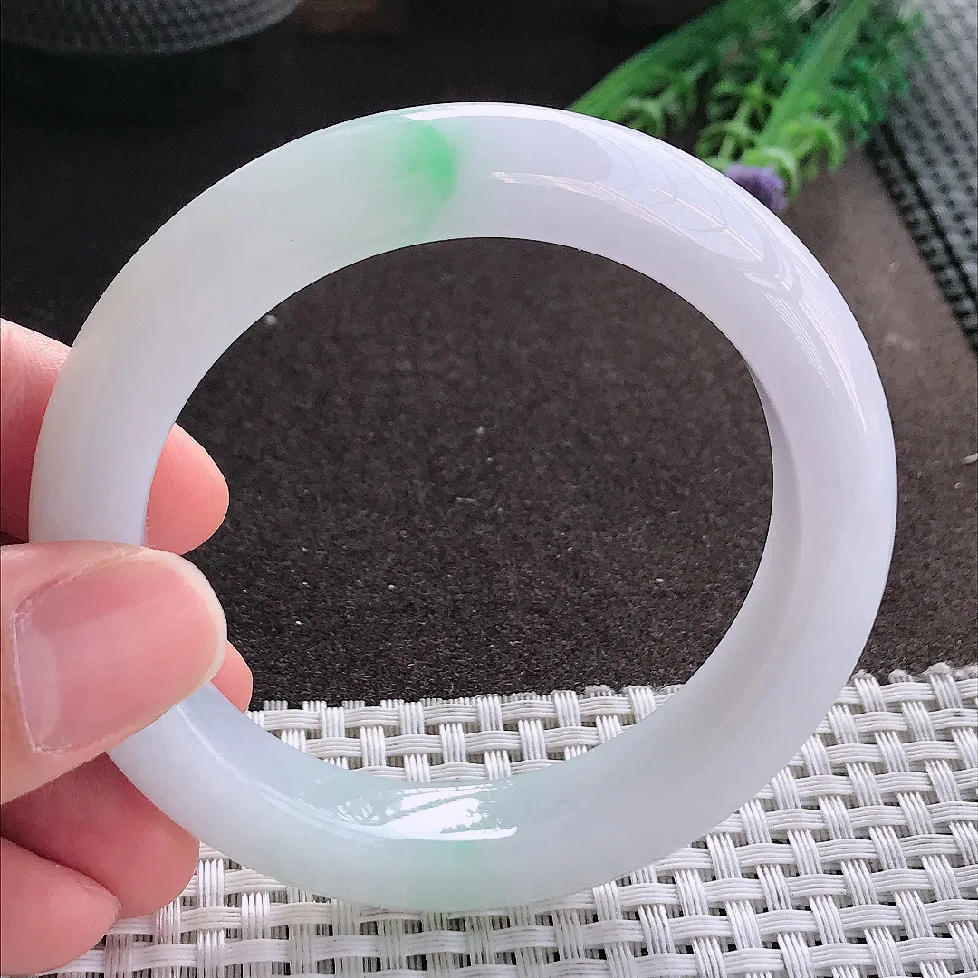 实拍A货翡翠56/12/9.8老坑秀气冰润飘绿手镯宽边玉镯手环