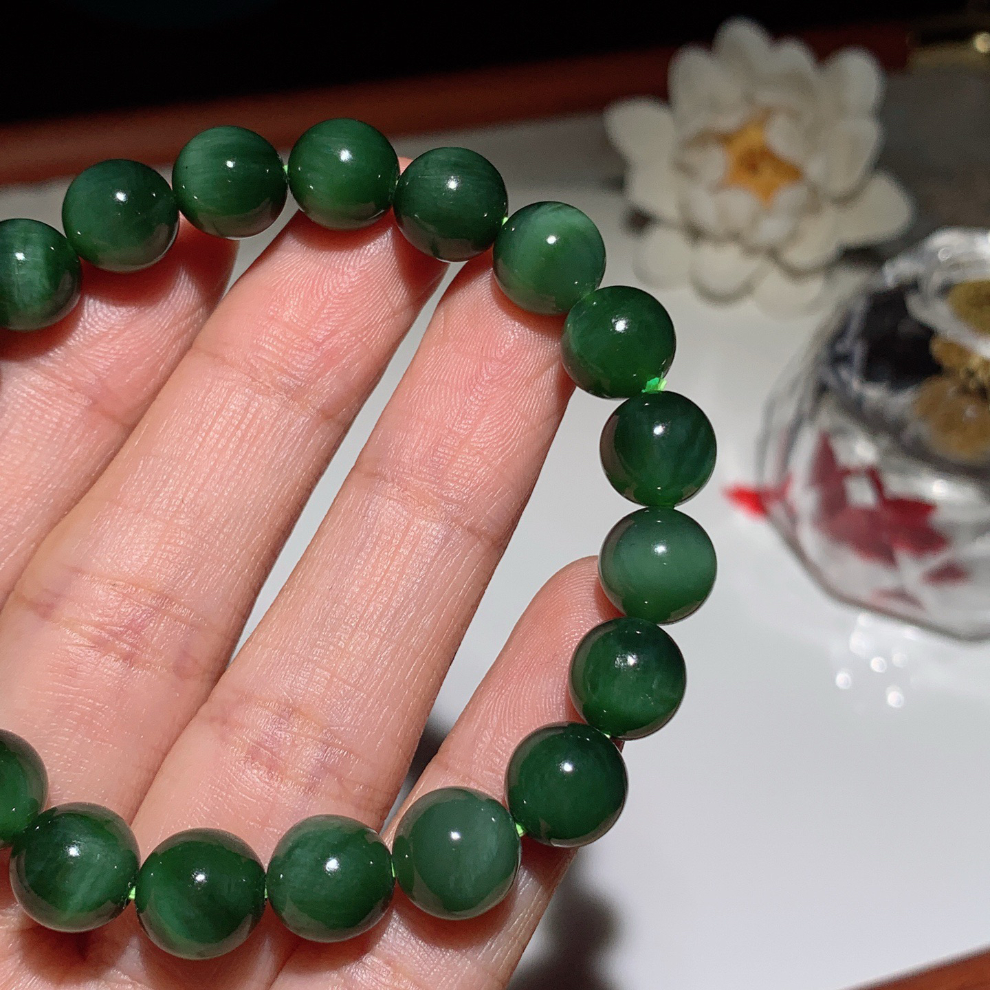 和田玉菠菜绿猫眼俄罗斯碧玉猫眼手串。碧玉手串 单颗尺寸10重25克。玉质细腻油润。手推出油。佩戴高端典雅。lt250105