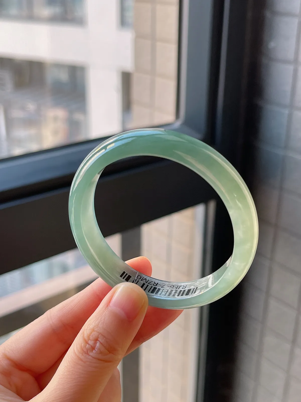 正圈53.7圈口，翡翠糯化种淡绿色手镯