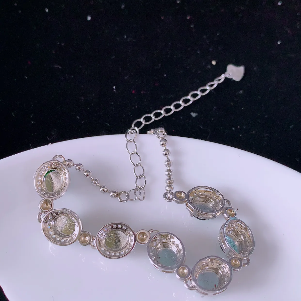 冰透满绿翡翠925银镶嵌手链，自然光实拍，翠色灵动，颜色漂亮，种老水足，品相佳，佩戴佳品！#97.4取一整体9*7.5*5.5裸石5.5*5.8