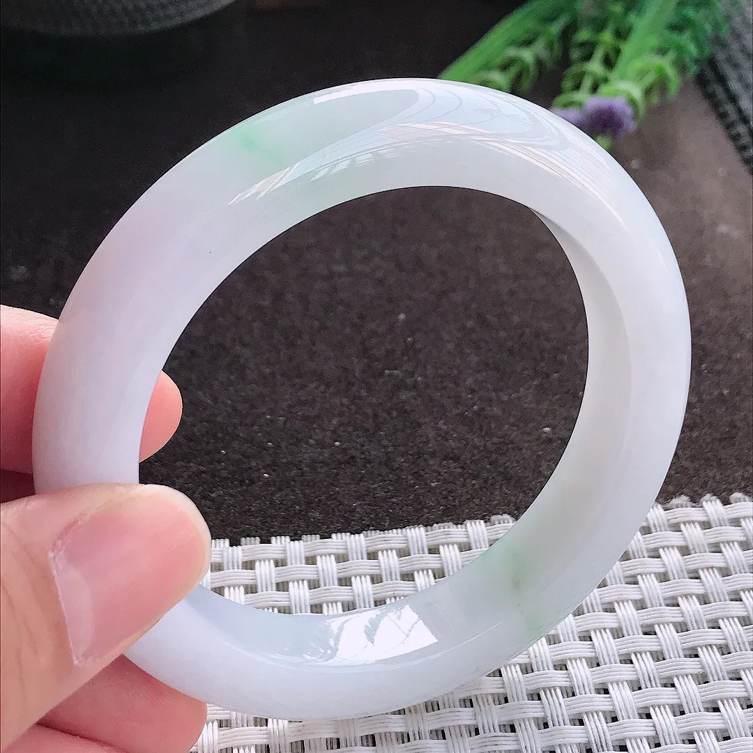 实拍A货翡翠56/12/9.8老坑秀气冰润飘绿手镯宽边玉镯手环