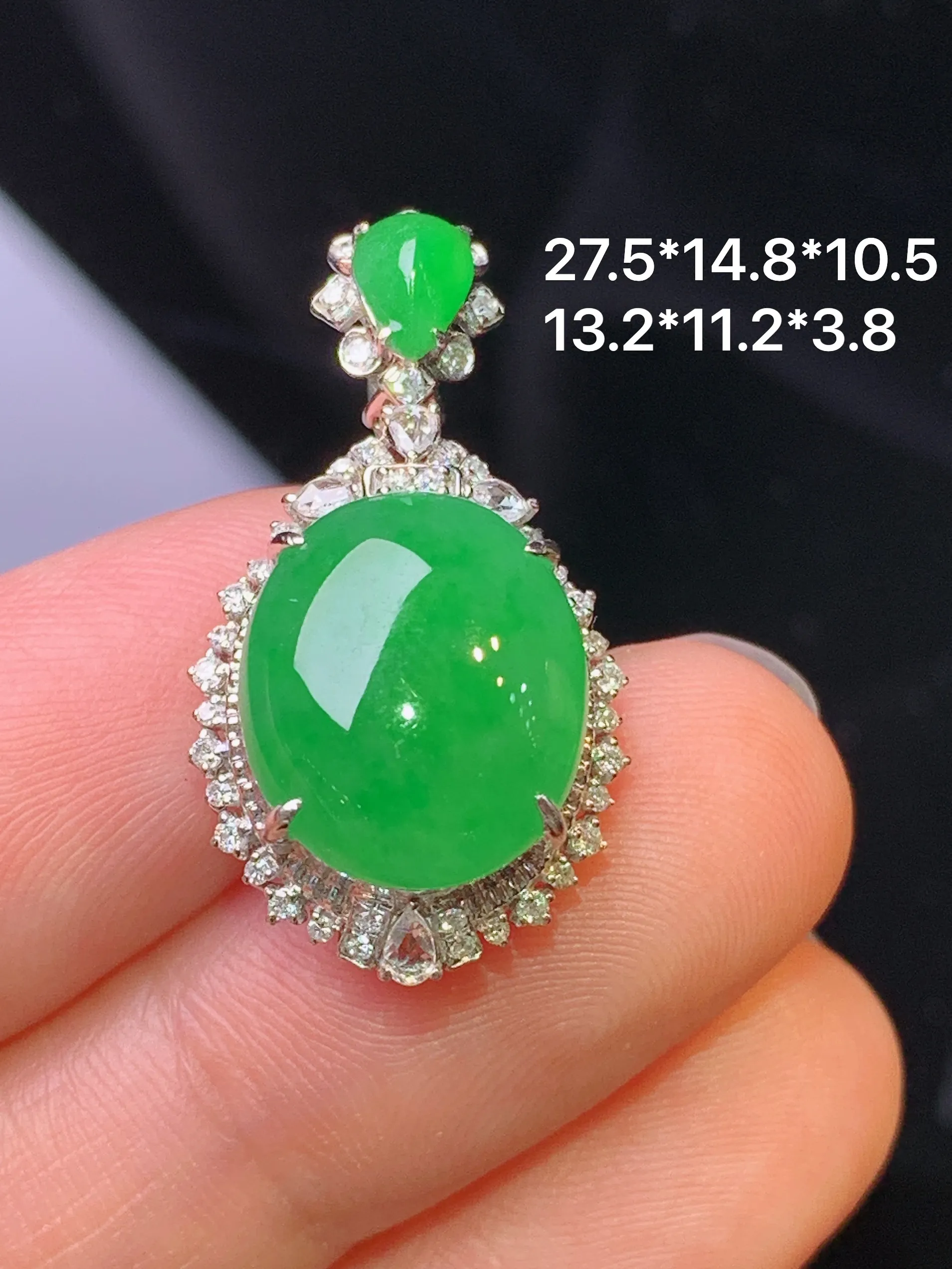 18k金钻镶嵌满绿蛋面吊坠 玉质细腻 色泽清新艳丽 整体尺寸27.5*14.8*10.5