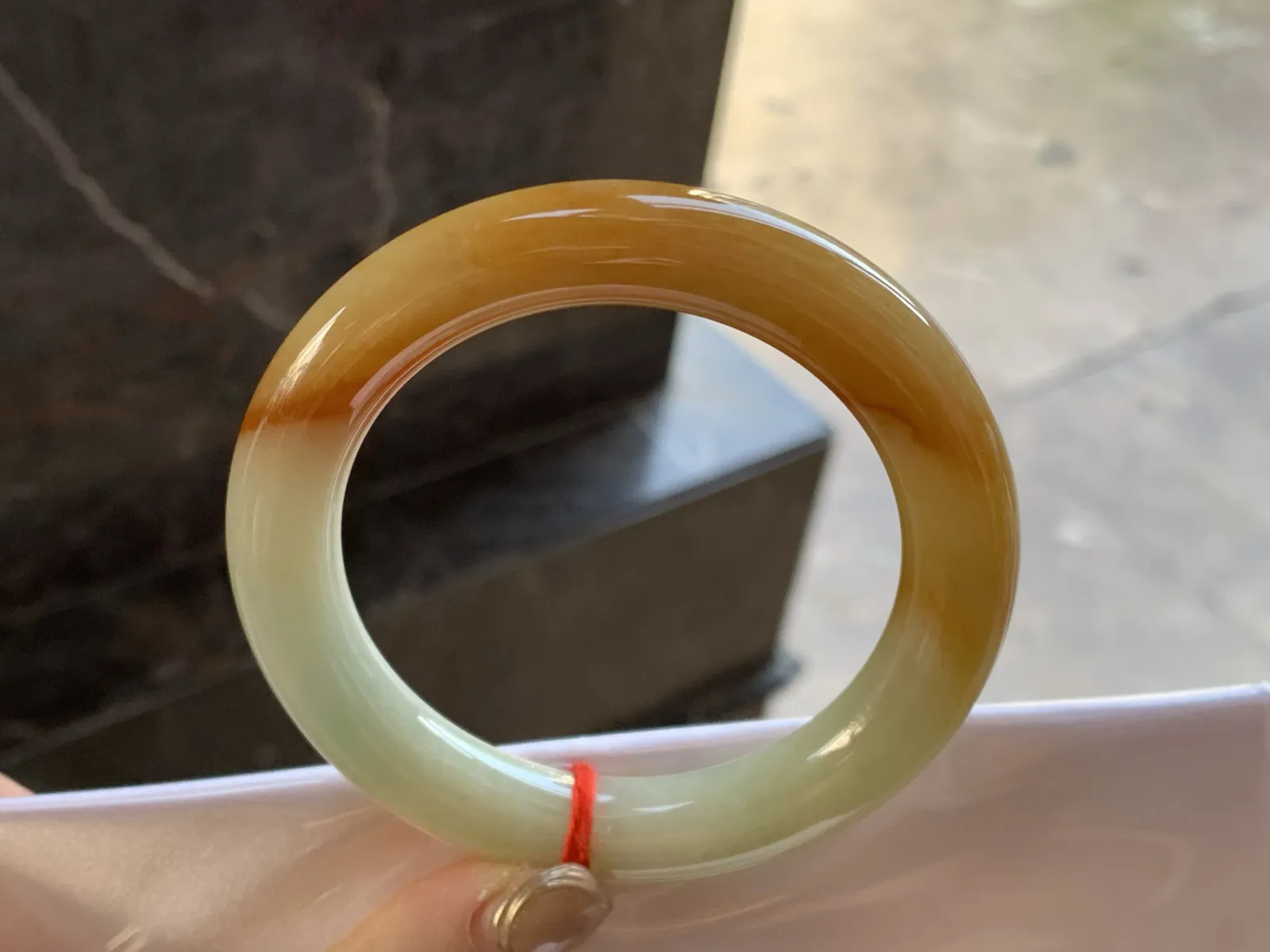 黄翡圆条手镯
尺寸：57-11.1mm
底子细腻干净～颜色漂亮