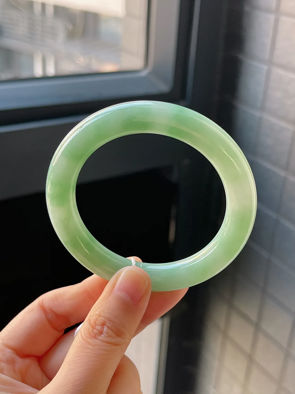 圆镯53圈口，翡翠糯化种淡绿色手镯